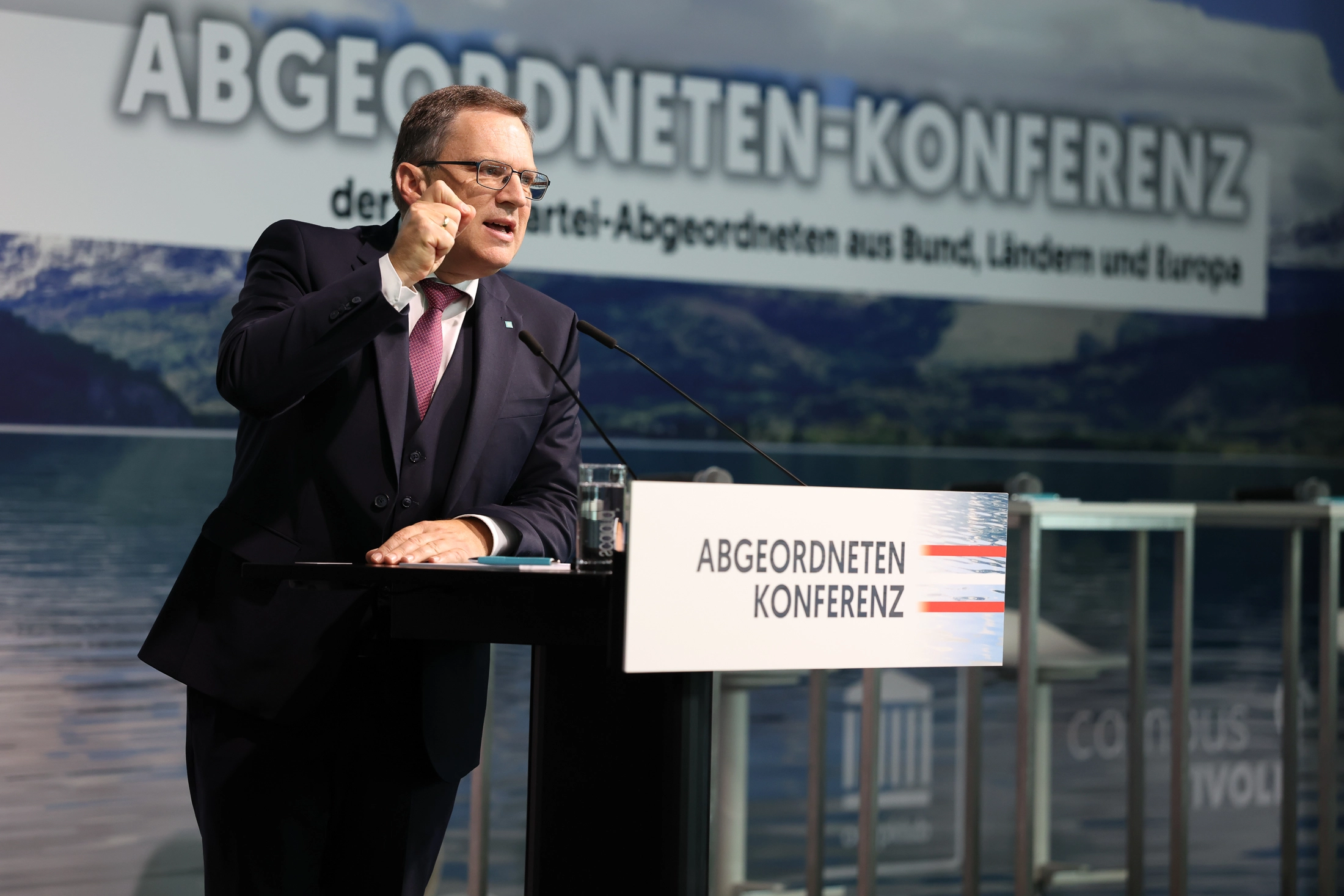 Die Regierung arbeitet, die Opposition verliert sich in Klein-Klein, sagte Wöginger im Plenum (Foto: Abgeordnetenkonferenz, K. Schiffl)