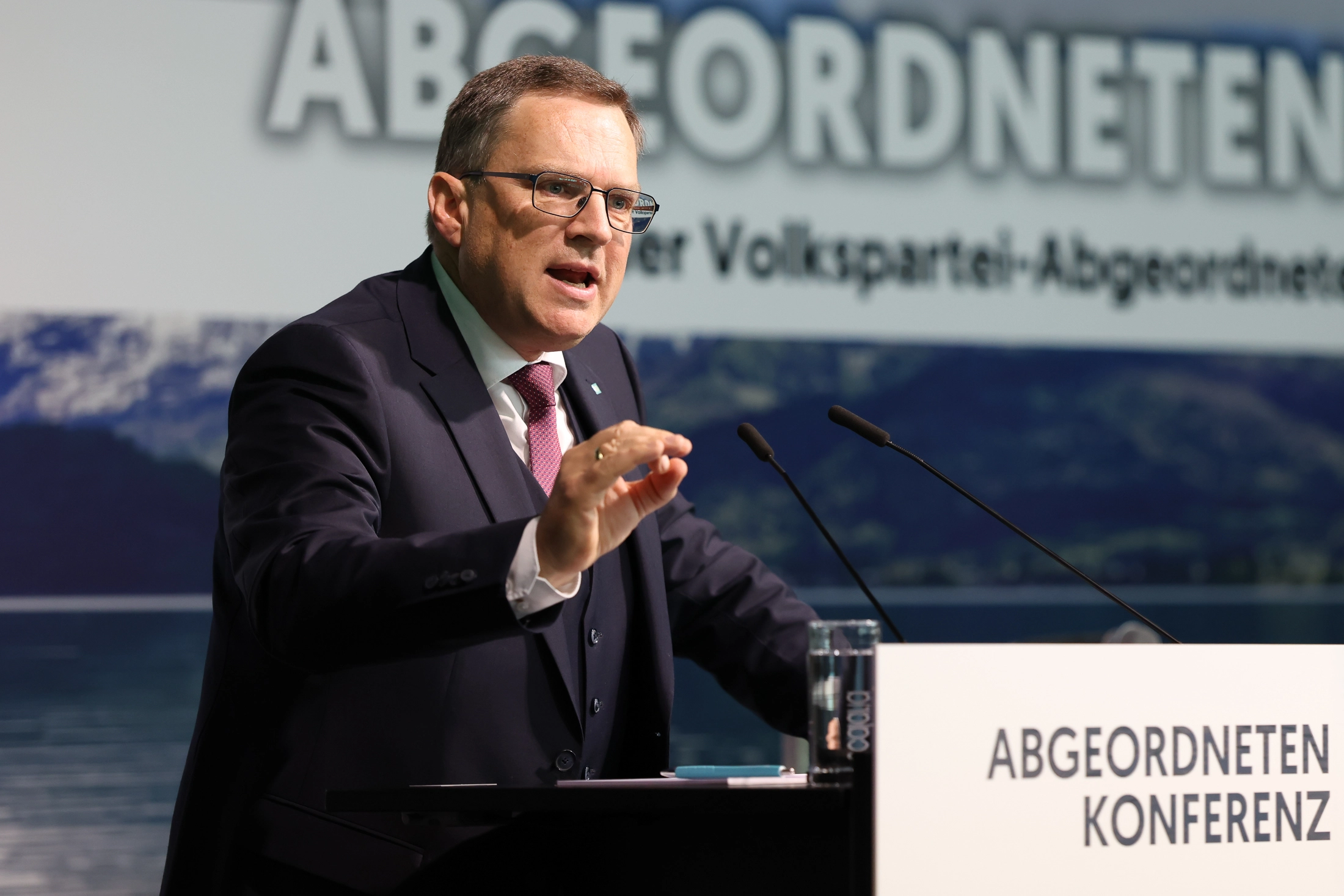 Die soziale Staffelung der Pensionsanpassung ist üblich, so Wöginger (Foto: Abgeordnetenkonferenz; K. Schiffl)