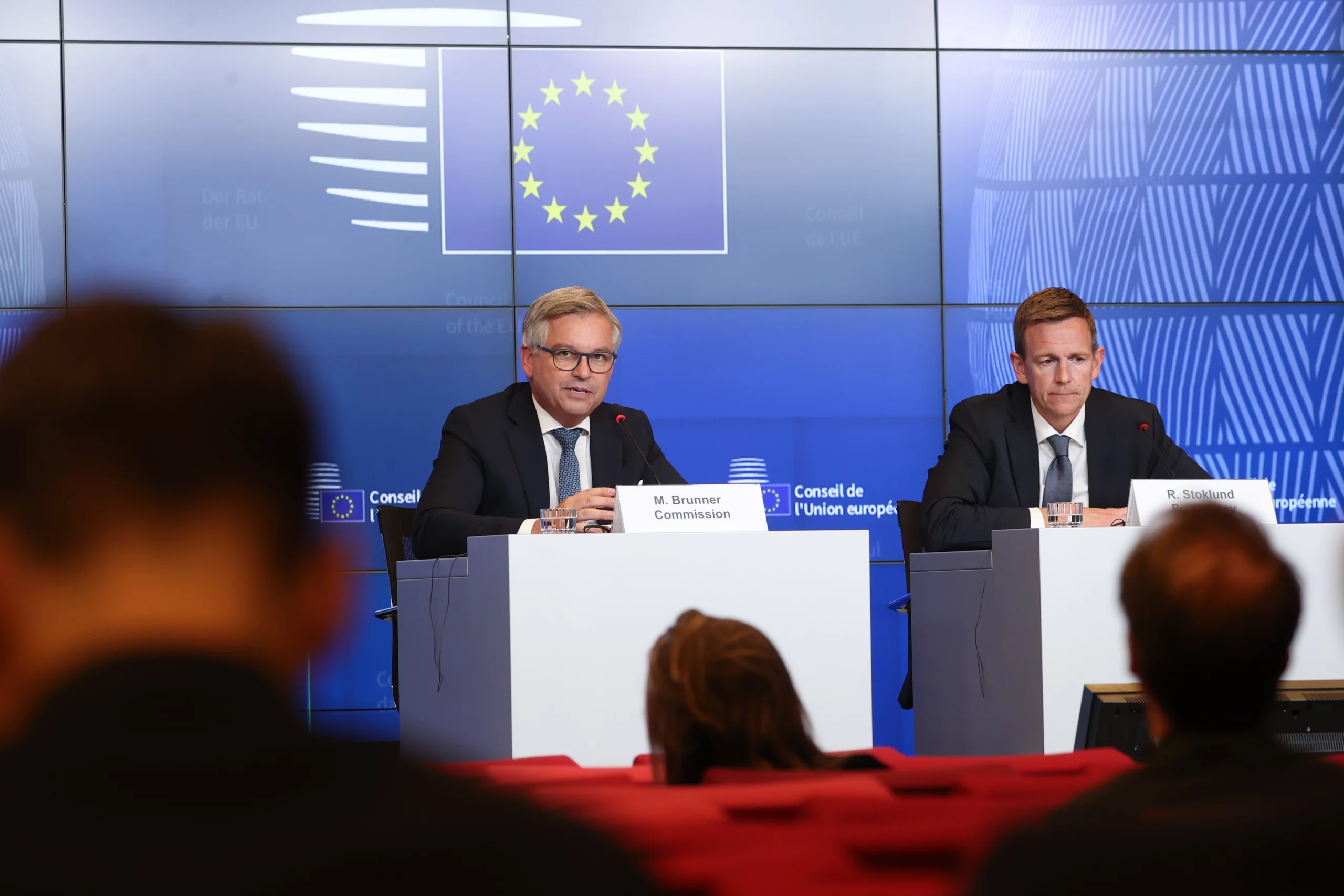 Kommissar Magnus Brunner und Dänemarks Migrationsminister Rasmusen Stokland präsentieren die Ergebnisse des Innenministerrates in Luxemburg: EU-Staaten werden Abschiebebescheide gegenseitig anerkennen und umsetzen. Foto: EU