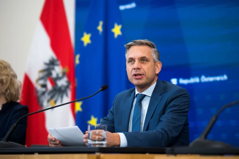 Wirtschaftsminister Wolfgang Hattmannsdorfer fordert mehr Fairness und möchte den Sozialbetrug bekämpfen. Foto: BKA/Christopher Dunker