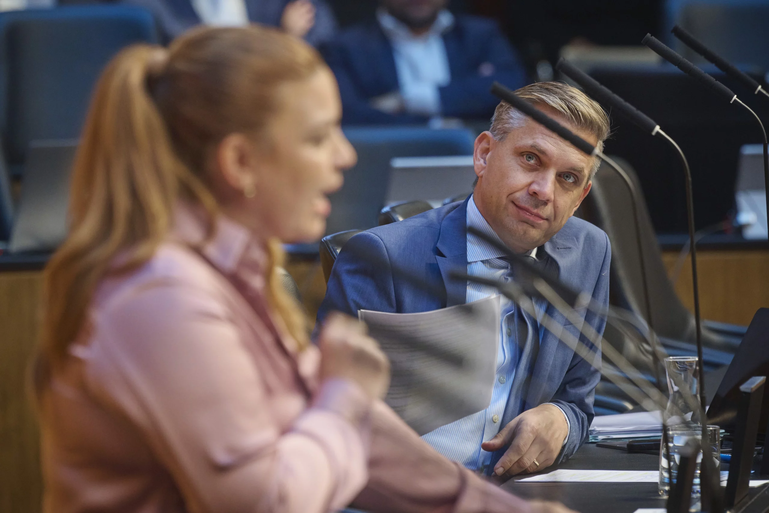 Steuer- und Sozialbetrug werden bekämpft, weitere Maßnahmen hat die Regierung bereits beschlossen: Wirtschaftsminister Wolfgang Hattmannsdorfer lehnt die von Nina Tomaselli (Grüne) geforderte Anlassgesetzgebung wegen der Causa Signa ab. Foto: Parlament / Johannes Zinner