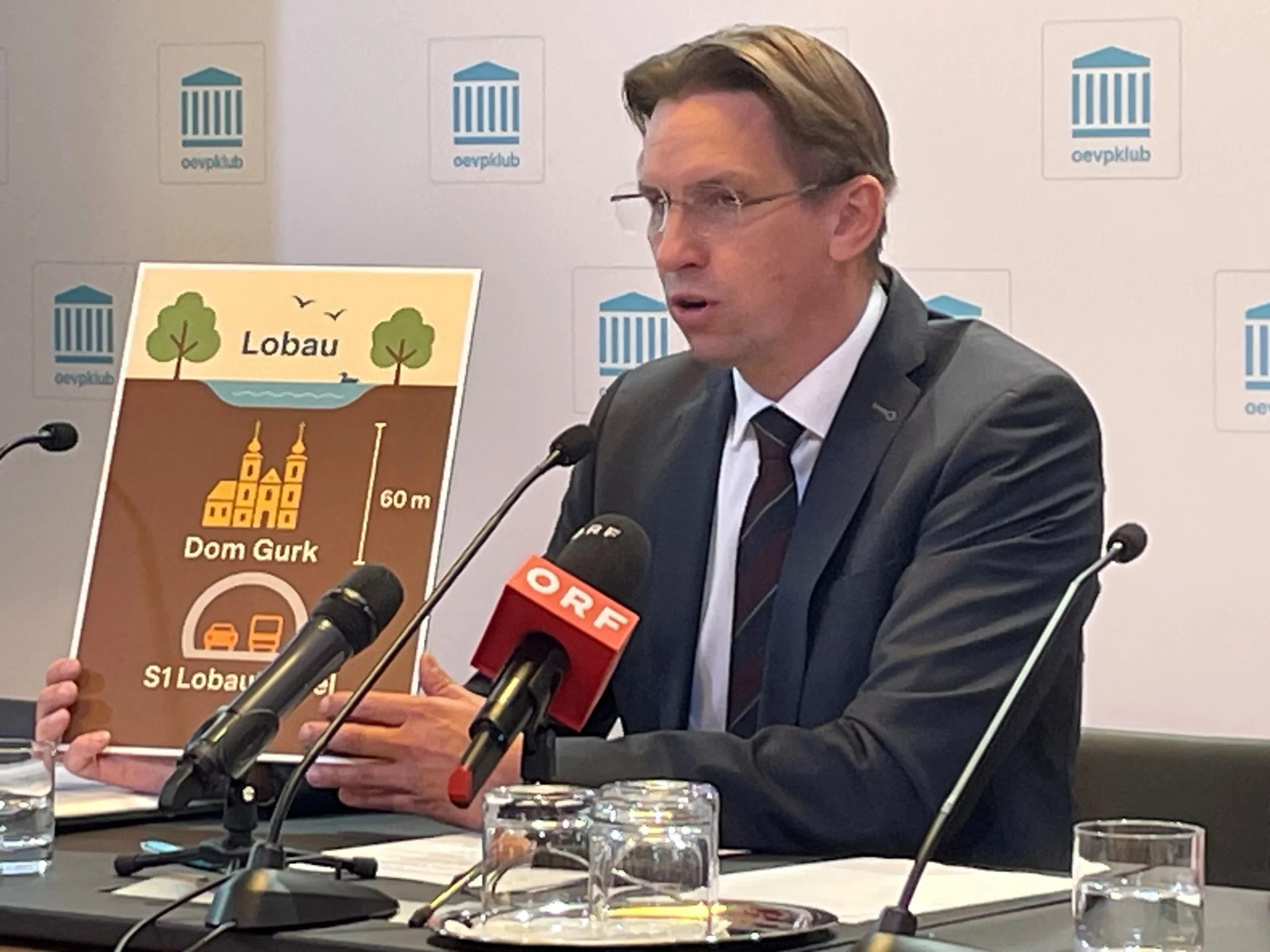 Der Lobautunnel belässt die Natur, denn er liegt mehr als 60 Meter unter der Erde - das entspricht der Höhe des Doms von Gurk: ÖVP-Abg., Schnabl präsentiert vor der Sondersitzung des Nationalrats Fakten zu ASFINAG und Straßenbau. Fotos: Zur Sache