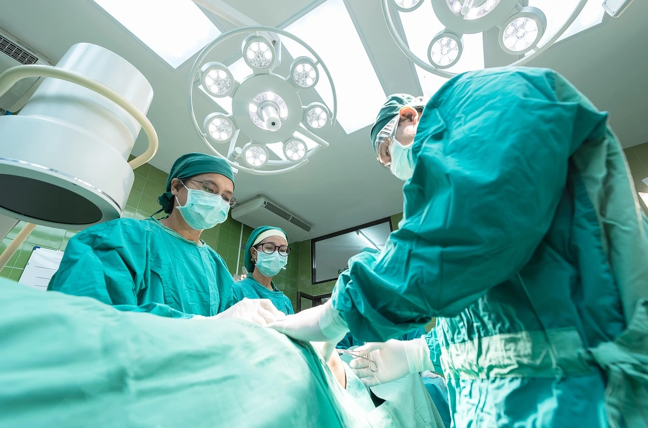 Nach Operationen und aufgrund anderer Ursachen kann Pflege erforderlich sein - und die wird ab 1. Jänner als Schwerarbeit anerkannt. Foto: Pixabay/Asint