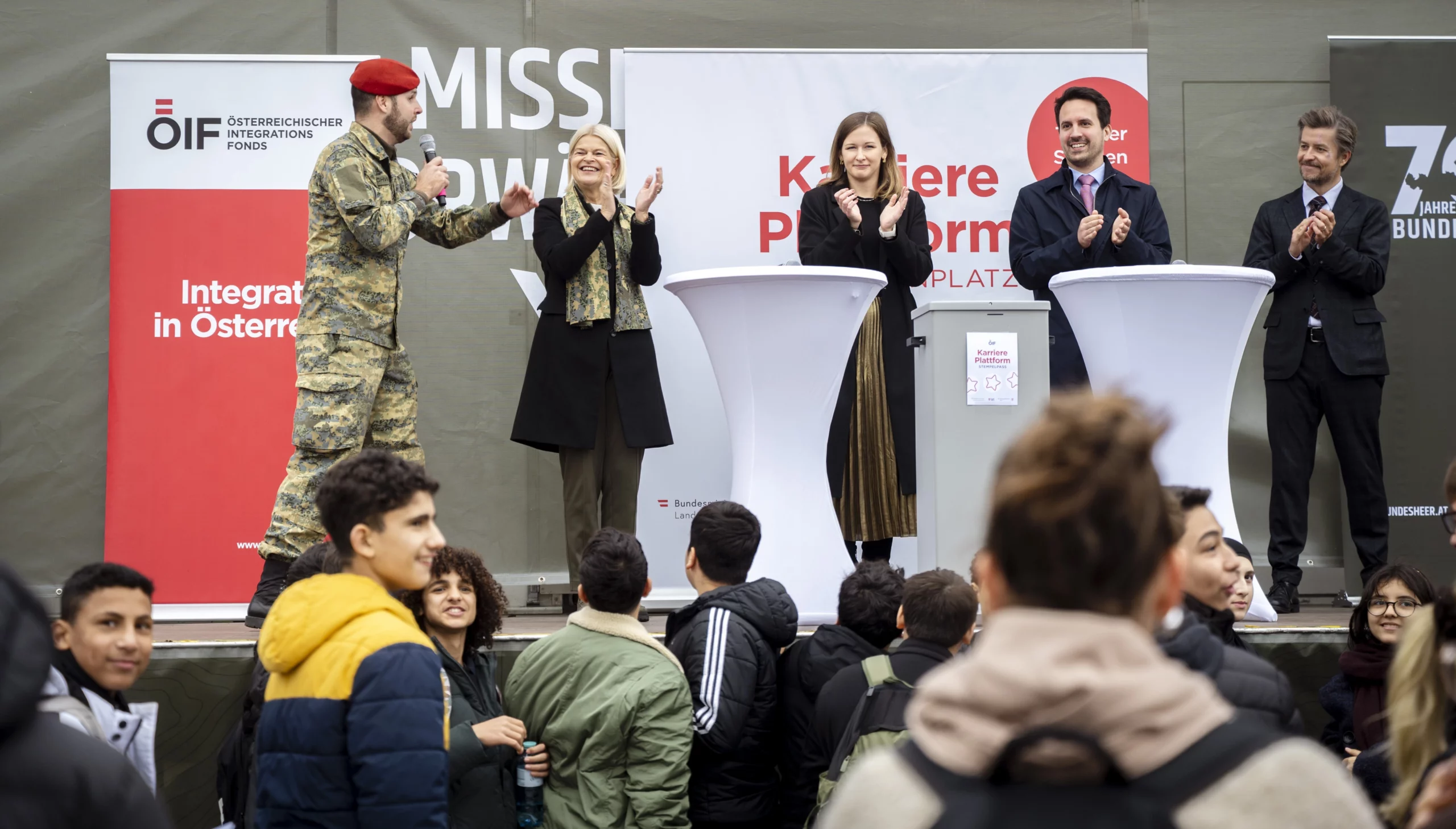 Applaus für tausende Jugendliche, die sich in diesen Tagen bei der Karriereplattform des Bundesheeres informierten: Verteidigungsministerin Klaudia Tanner, Europaministerin Claudia Plakolm und Bildungsminister Christoph Wiederkehr vor dem Nationalfeiertag am Heldenplatz in Wien. Foto: HBF / Carina Karlovits
