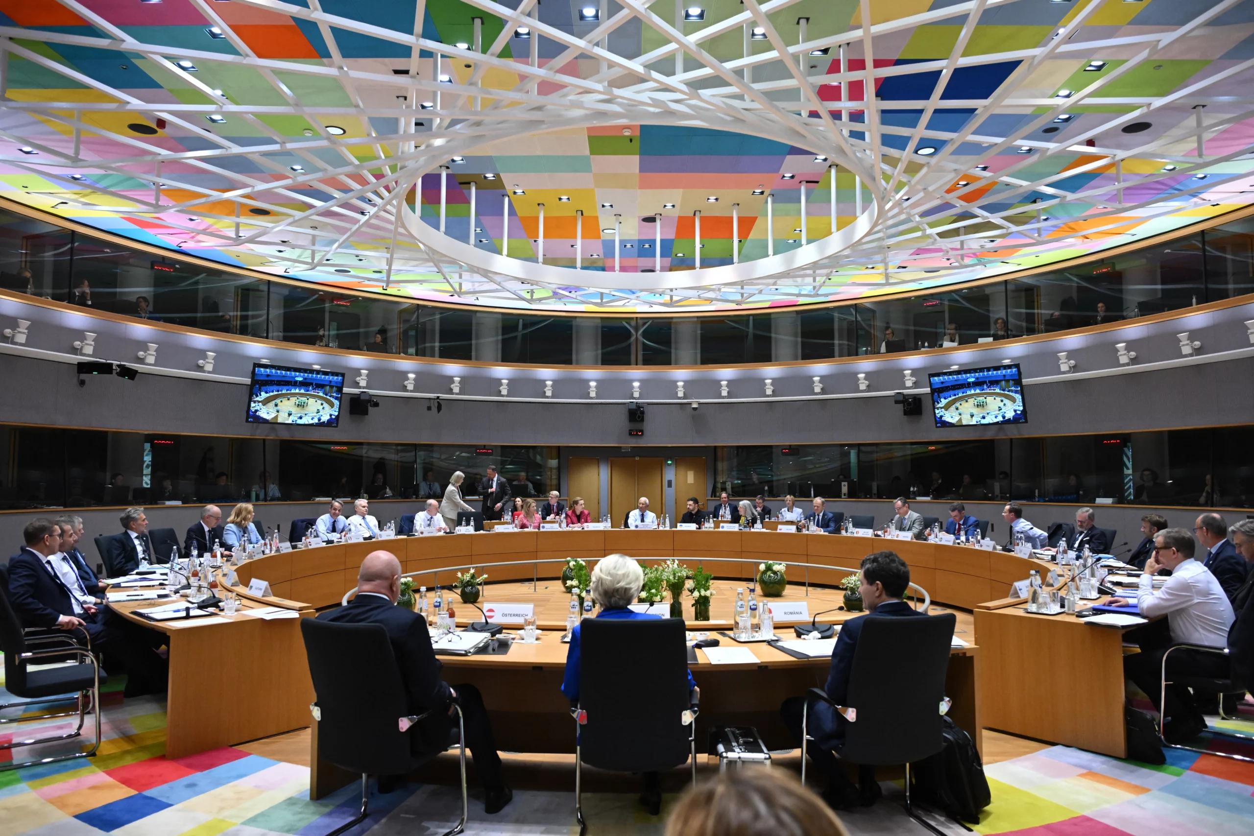 Europa verstärkt seine anhaltende Unterstützung für die von Russland angegriffene Ukraine, legte der Rat am Donnerstag in Brüssel fest. Im Bild links Bundeskanzler Christian Stocker neben Kommissionspräsidentin Ursula von der Leyen Foto: EU