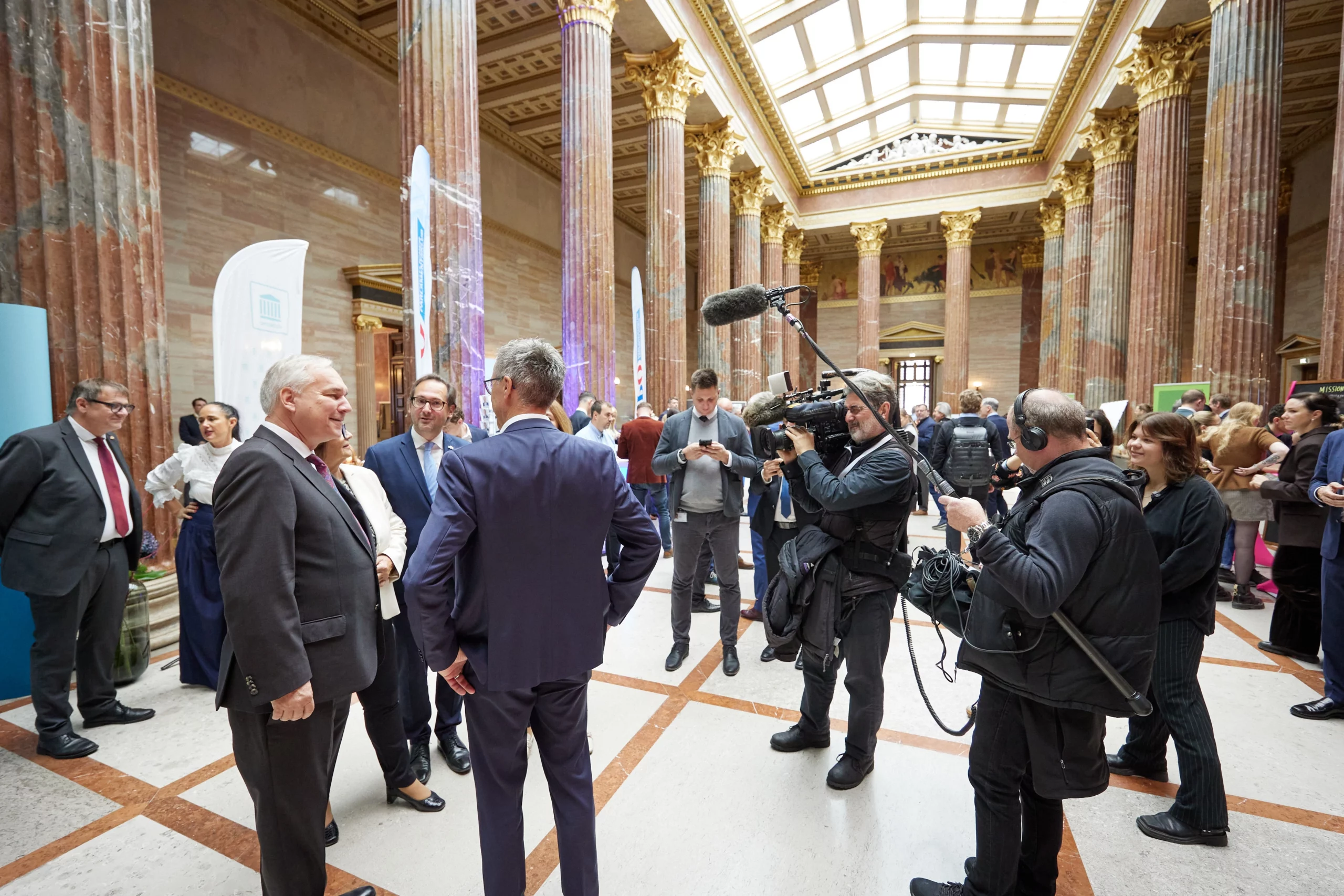Die ÖVP-Abgeordneten Andreas Minnich und Georg Strasser im Gespräch mit Nationalrats-Präsident Walter Rosenkranz (FPÖ). Foto: Thomas Topf