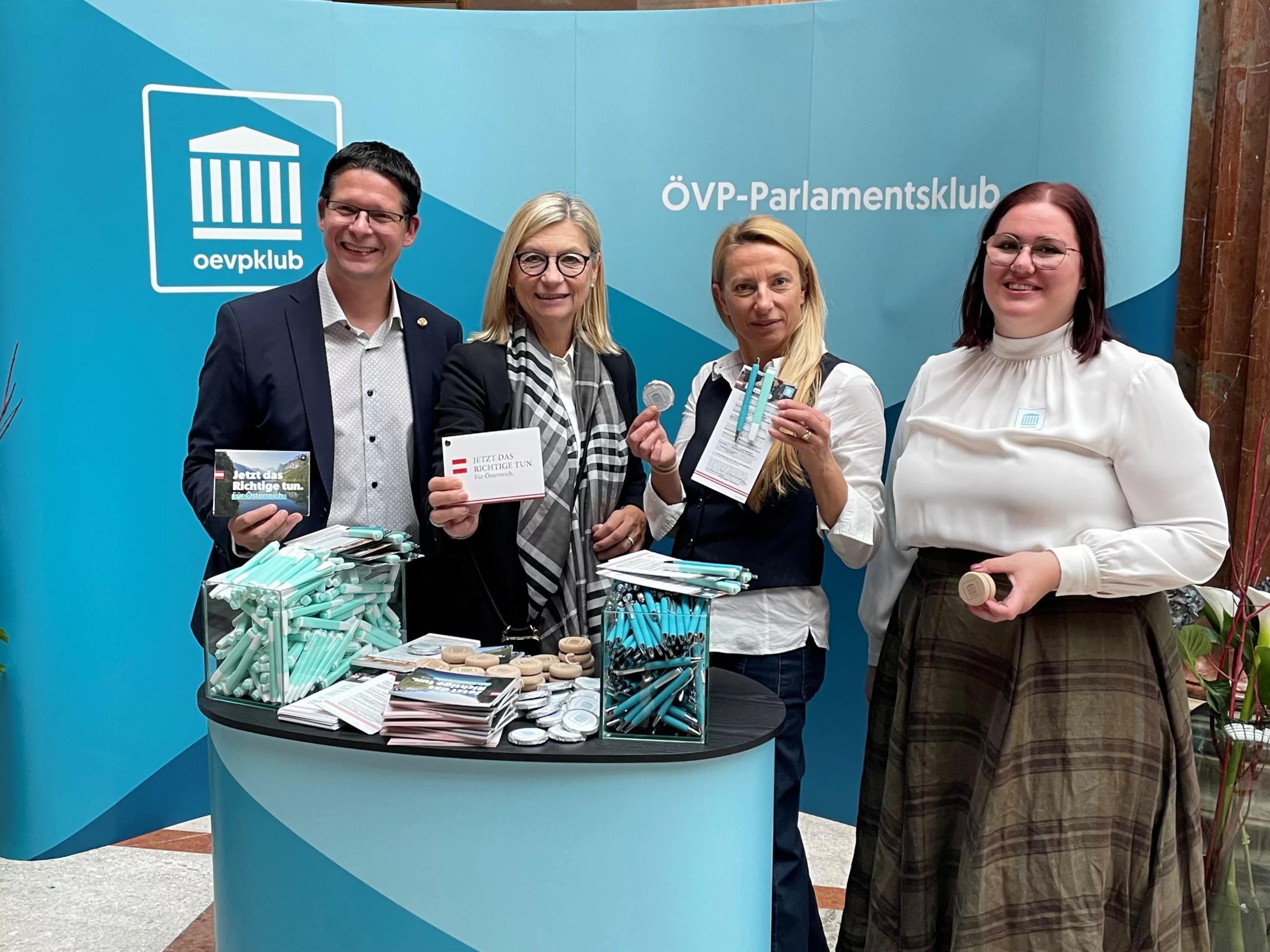 Info aus erster Hand (v.r.n.l.): Carina Reiter, Juliane Bogner-Strauß, Daniela Gmeinbauer und Christoph Stillebacher.