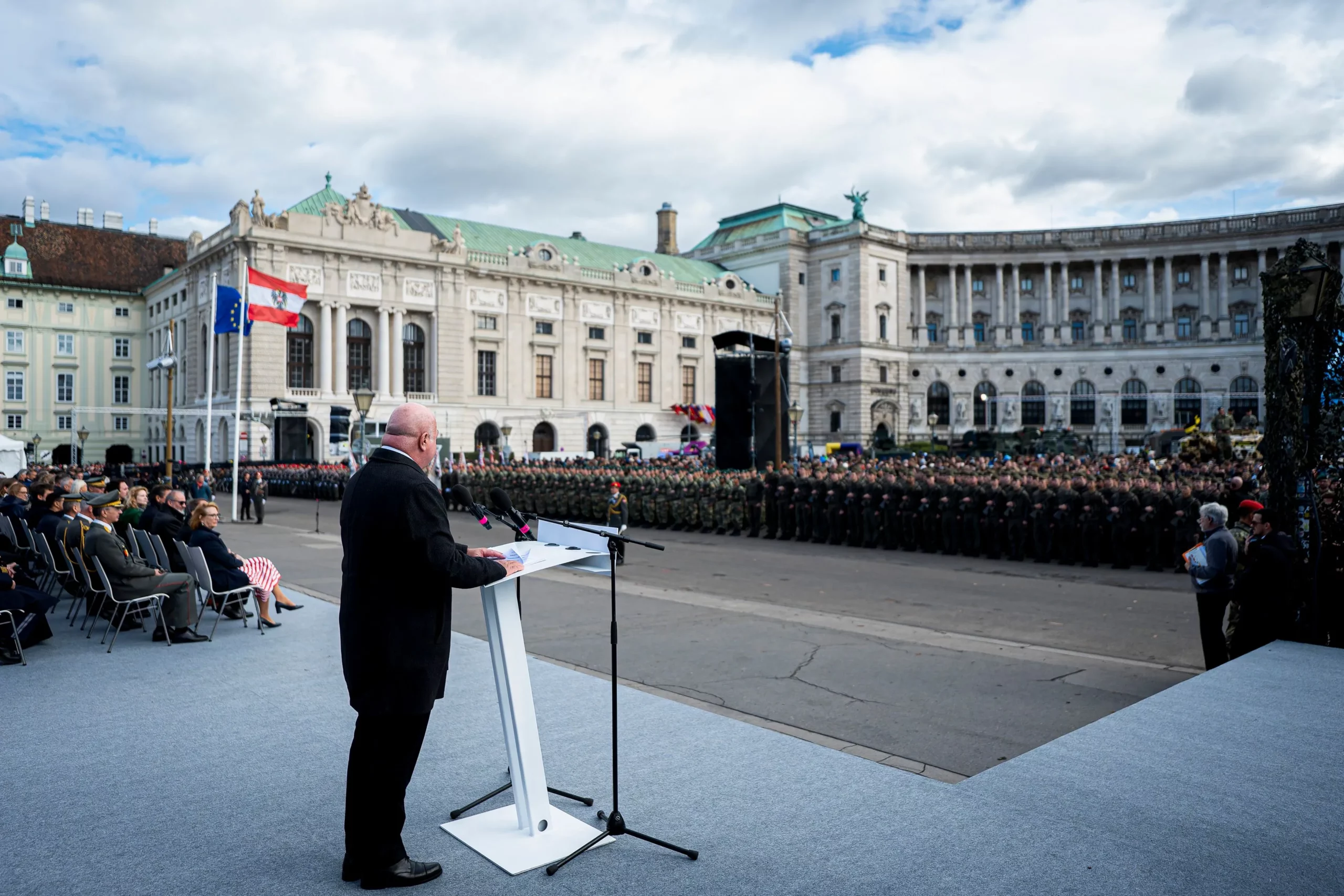 Österreich hat historische Leistungen erbracht, sagte Bundeskanzler Christian Stocker. Daran ist angesichts der Herausforderungen anzuknüpfen,erkldärte er in seiner Rede bei der Angelobung von Hunderten Rekruten am Nationalfeiertag in Wien. Foto: Bka / Florian Schrötter