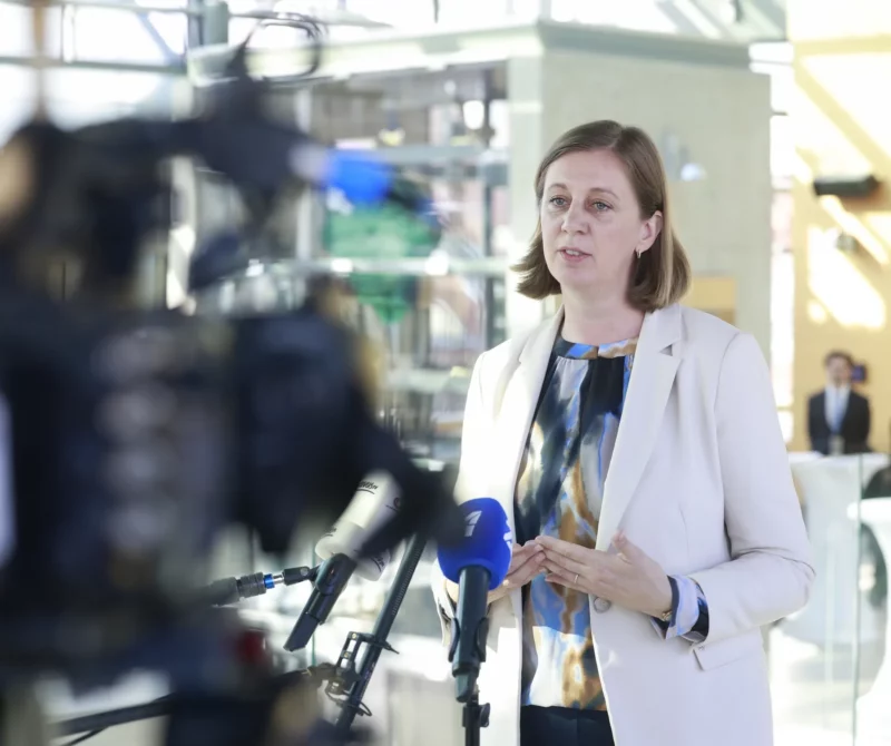 Zeigt sich angesichts der besseren Budgetentwicklung des Bundes positiv gestimmt. Finanzstaatssekretärin Barbara Eibinger-Miedl. Foto: BKA/Regina Aigner