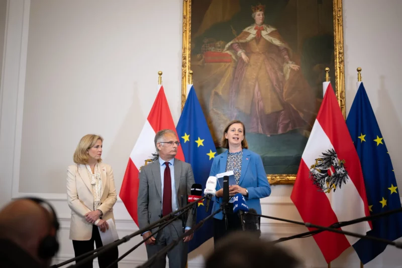 Die Staatssekretärin im Finanzministerium, Barbara Eibinger-Miedl, sieht Österreich vor einem wirtschaftlichen Aufschwung stehen. Foto: BKA/Paul Gruber