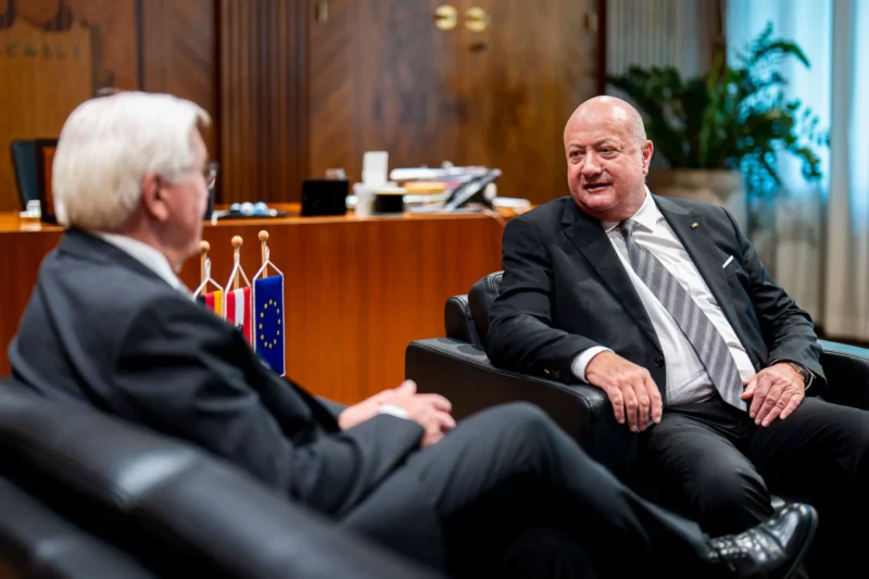 Bundeskanzler Christian Stocker wird sich in der Herbstferienwoche einer Rücken-OP unterziehen. Gestern empfing der noch Deutschlands Bundespräsident Frank-Walter Steinmeier. Foto: BKA/Florian Schrötter