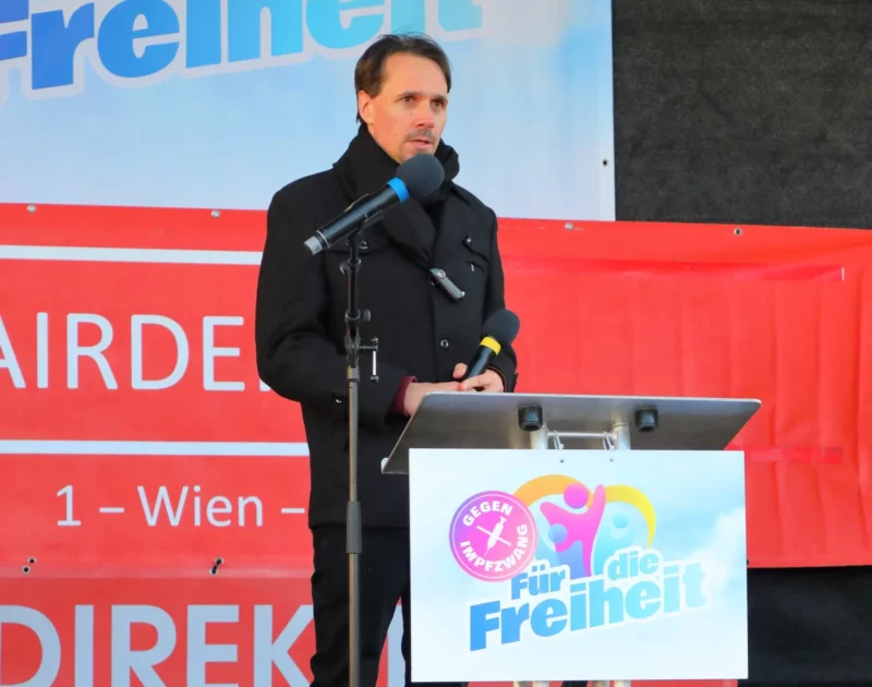 Die Nähe der FPÖ zum Verschwörungstheoretiker Martin Rutter wird von der ÖVP scharf kritisiert. Hier zu sehen bei einer Demo im Jahr 2022. Foto: C.Stadler/Bwag