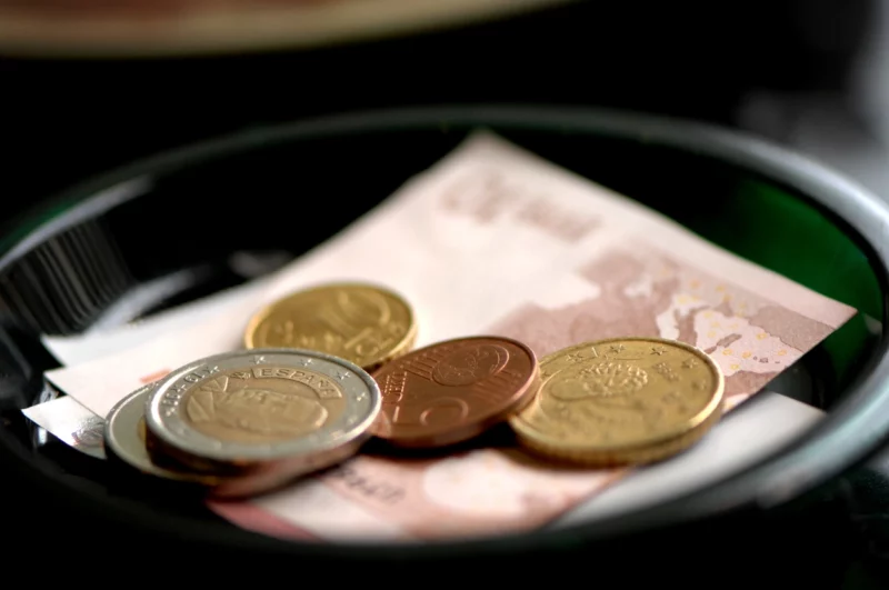 Der Nationalrat hat nach langen Diskussionen die Problematik rund um das Trinkgeld gelöst. Ab 2026 schaffen Pauschalen Klarheit und Sicherheit. Foto: istock/EHstock