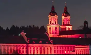 Als Zeichen gegen die Verfolgung von Christen werden am Red Wednesday 2025 die Kirchen am 19. November mit rotem Licht angestrahlt (im Bild St. Florian, 2024). Foto: Kirche in Not