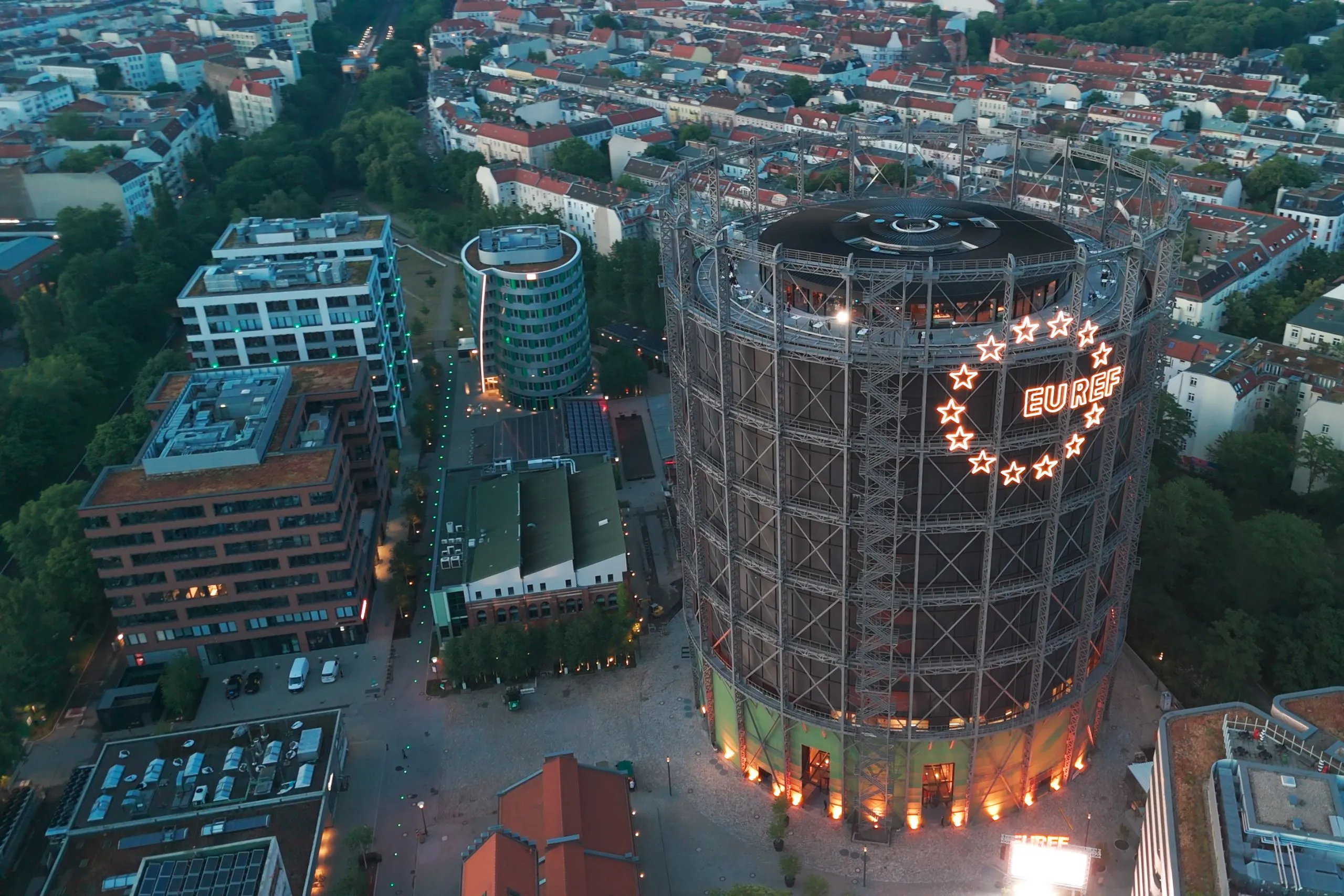 Europa setzt auf digitale Souveränität: In Berlin tagt ein Gipfel zum Thema, an dem Staatssekretär Alexander Pröll als Initiator teilnimmt. Getagt wird im Modellquartier für die klimaneutrale, ressourcenschonende und intelligente Stadt von morgenm (EUREF). Foto: Seit dem Erwerb des Geländes im Jahr 2008 entwickelte die EUREF AG das Stadtquartier rund um den Gasometer zu einem Reallabor der Energiewende. Foto: EUREF / Marco Doepke