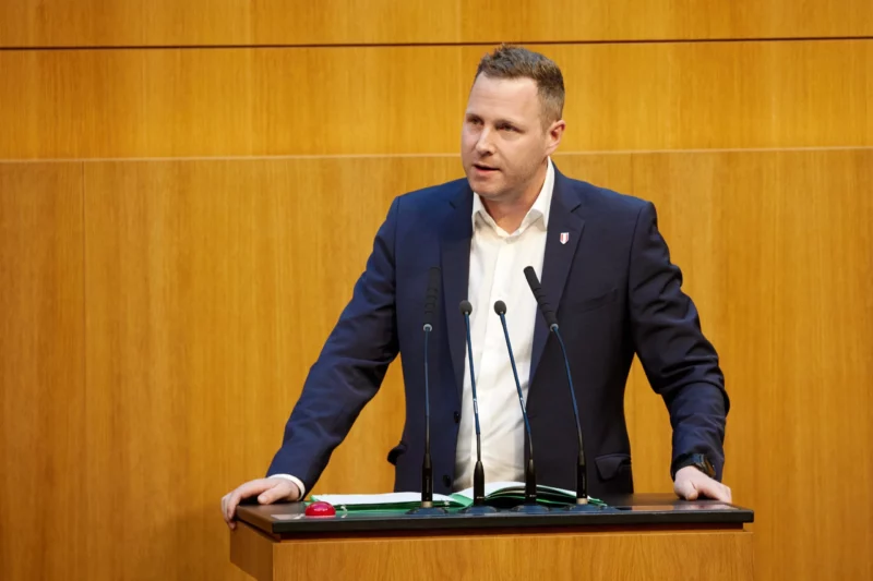 Ein Schuss, der nach hinten losging. FPÖ-General Schnedlitz stellt nach Ansicht von ÖVP-Gneral Marchetti mit seiner Kritik den eigenen steirischen Landeshauptmann bloß. Foto: Parlamentsdirektion/Thomas Topf