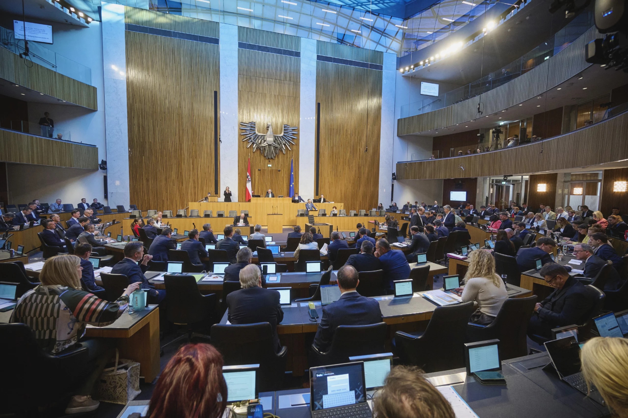Regierungsmitglieder antworten vor dem Nationalrat korrekt, sagt ÖVP-Verfassungssprecher Wolfgang Gerstl. Es gebe ausreichend Möglichkeiten, gegen Unwahrheit vorzugehen. Die von der FPÖ geforderte zusätzliche Wahrheitspflicht bedeute nur Misstrauen, so Gerstl. Foto: Parlament / Johannes Zinner