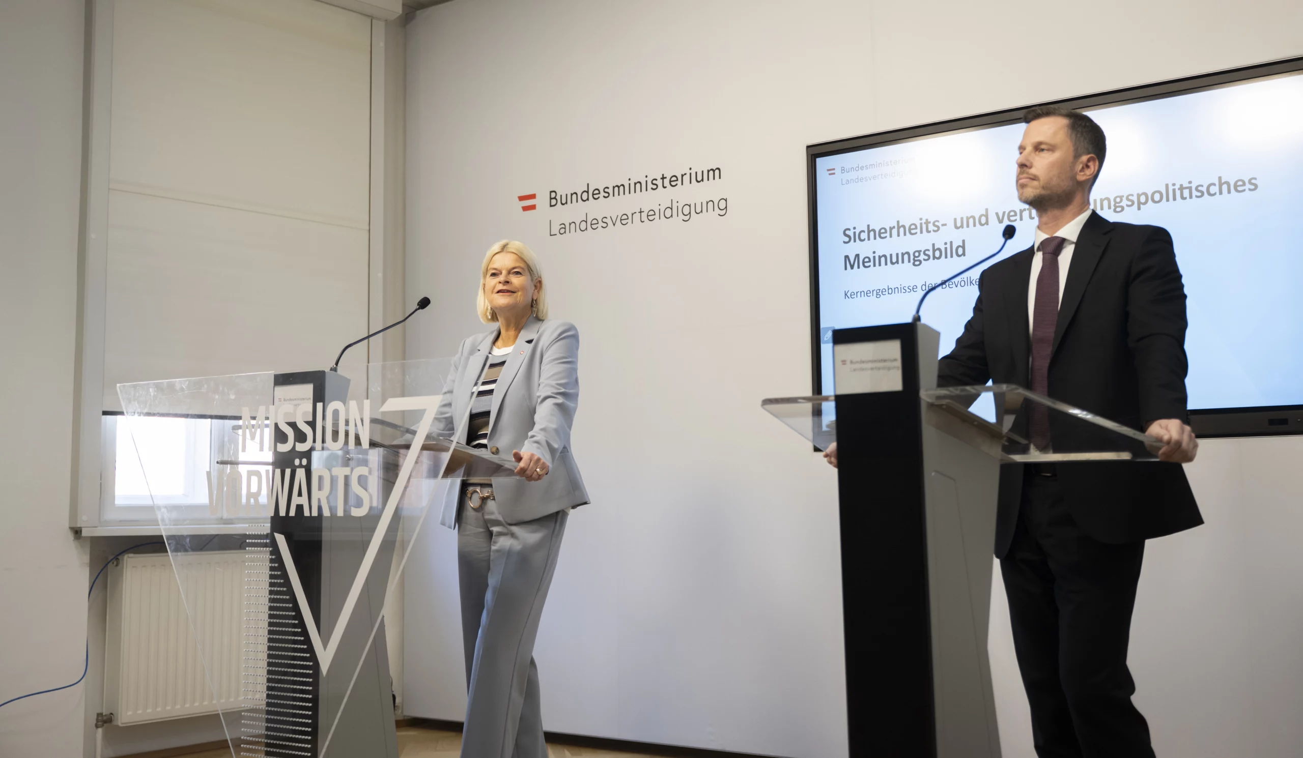 Die Sicherheit für Österreich ist unser Auftrag, sagte Verteidigungsministerin Klaudia Tanner bei der Präsentation der Umfrage mit Wolfgang Prinz, dem Leiter der strategischen Markt- und Meinungsforschung im Verteidigungsressort. Foto: HBF/ Carina Karlovits