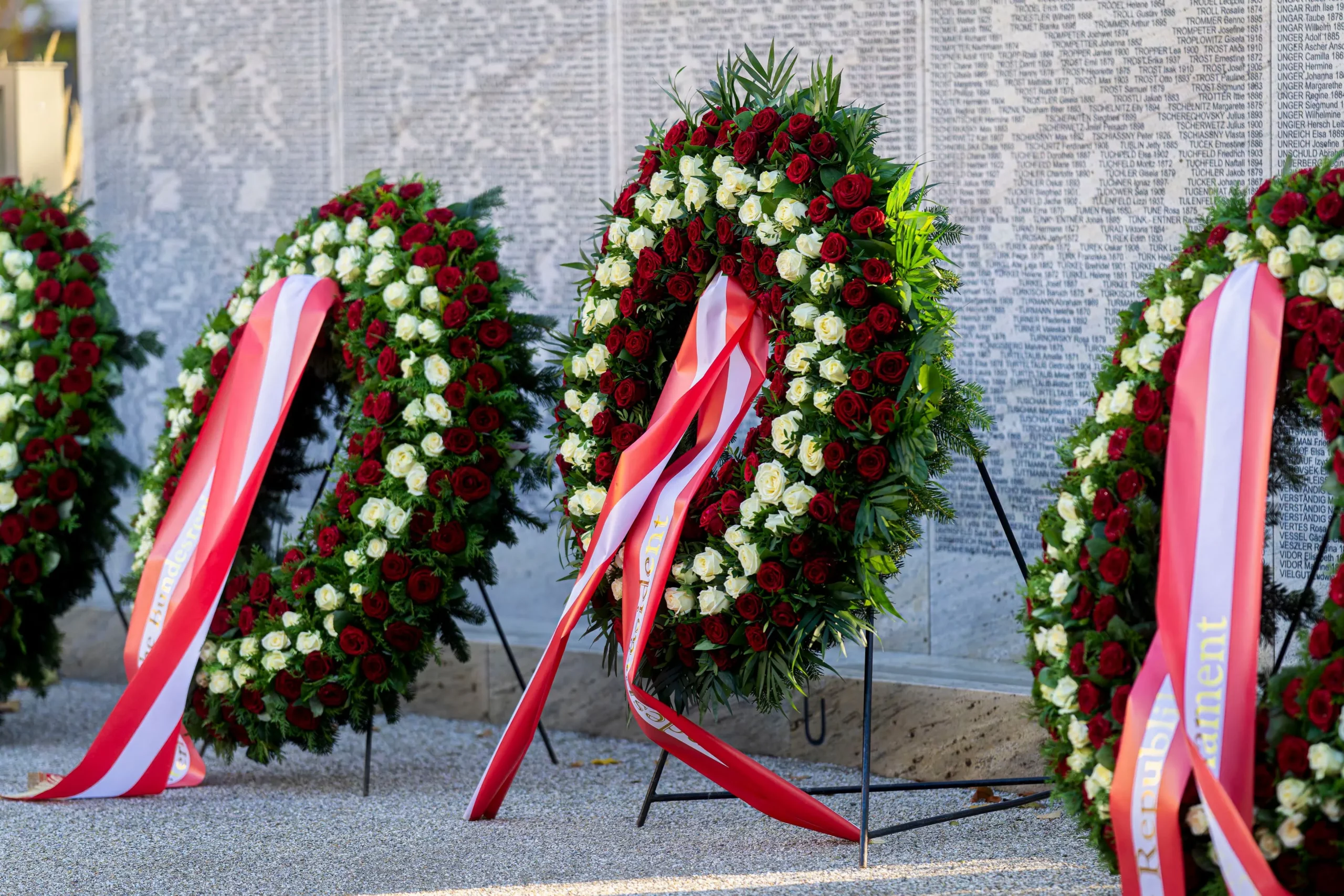 Jährlich gedenkt Österreich der November-Pogrome des Jahres 1938: Nationalsozialisten stürmten jüdische Einrichtungen, bedrängten, verfolgten und verprügelten jüdische Mitbürger. Dies war der Auftakt zur intensiven Verfolgung, Vertreitung und Vernichtung jüdischen Lebens in Österreichs. Die Kränze an der Namensmauer gedenken daran. Foto: Bka / Florian Schrötter