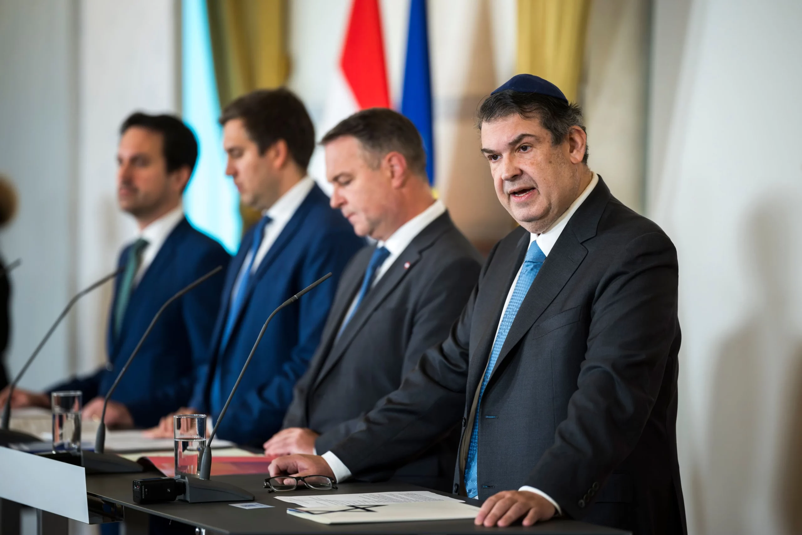 Päsentierten Strategie gegen Antisemitismus 2.0: Oskar Deutsch (Präsident der Israelitischen Religionsgemeinschaft), Vizelanzler Andres Babler, Staatsekretär Alexander Pröll und Bildungsminister Christoph Wiederkehr. Fotos: Bka / Christopher Dunker