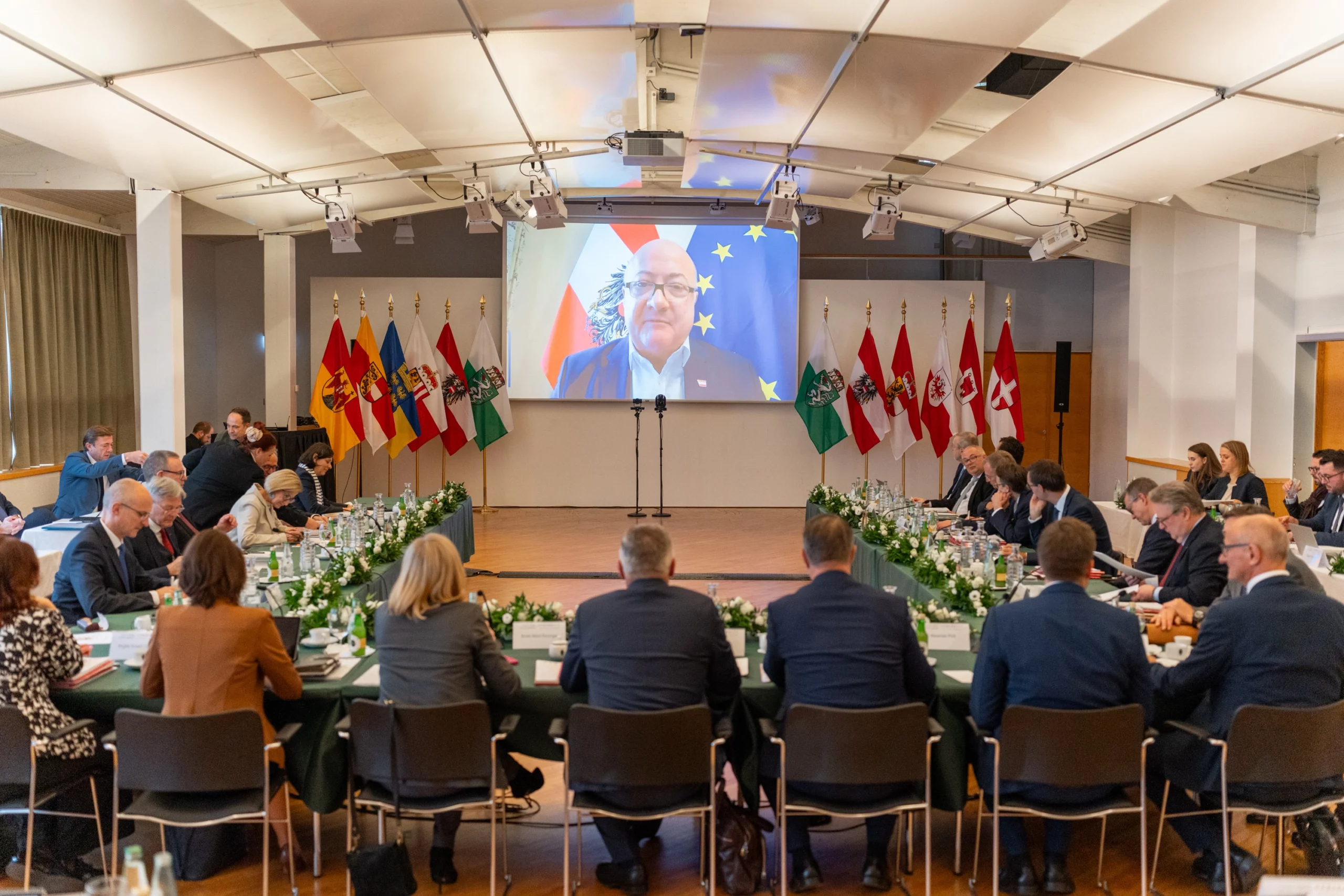Konferenz der Landeshauptleute unter Vorsitz von LH Mario Kunasek (Steiermark) mit dem per Video zugeschalteten Bundeskanzler Christian Stocker: Erste Reformen fixiert, doch Budgets bedeuten große Herausforderung. Fotos: Land Steiermark / Robert Binder