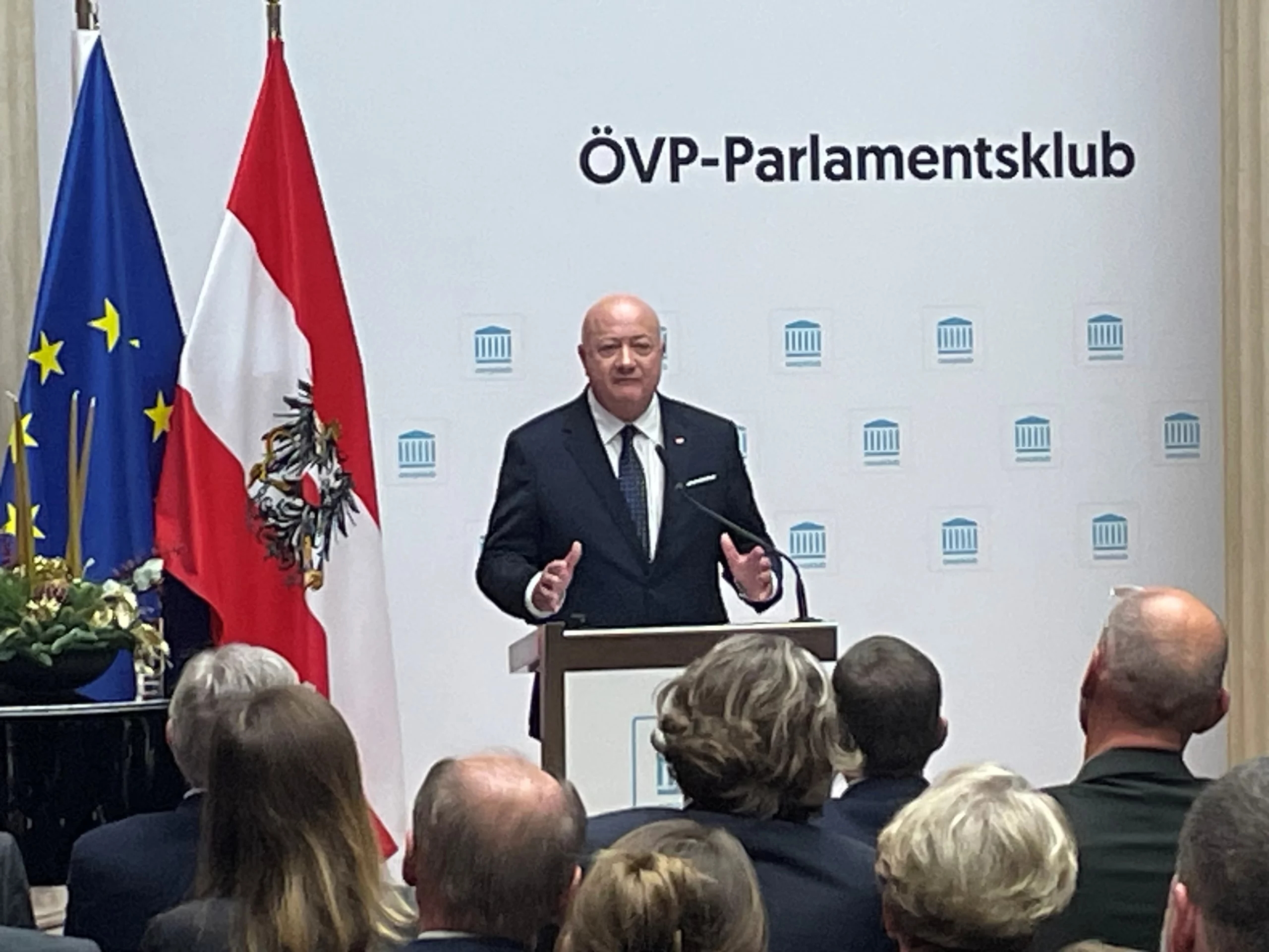 Bundeskanzler Christian Stocker bei seinem ersten Auftritt nach der Genesung beim Parlamentsklub der ÖVP: Diese Regierung wird eine Politik der Mitte gestalten und Vertrauen gewinnen.