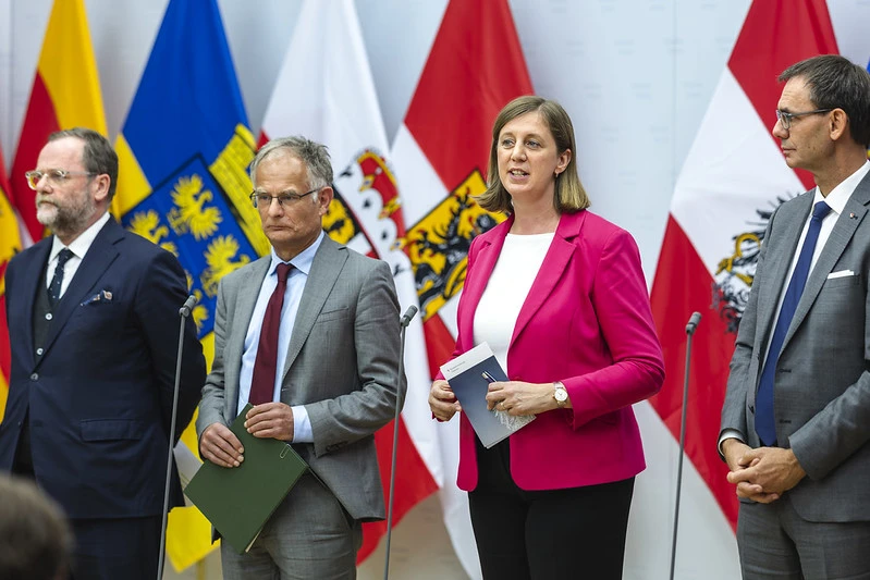 Markus Marterbauer und Barbara Eibinger-Miedl erklärten am Freitag abends den Stabilitätspakt. Foto: BKA/Brauneis