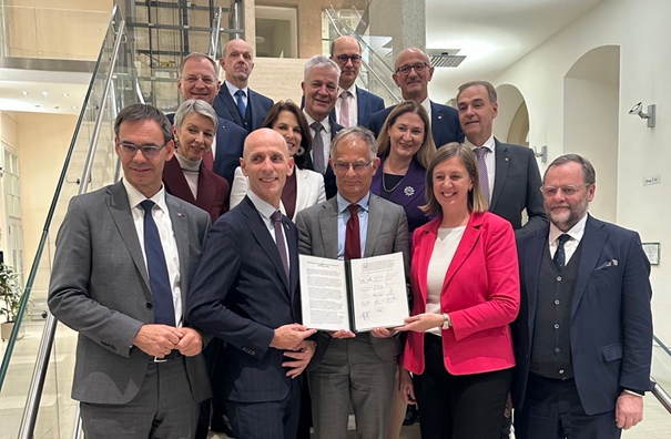 Der Stabilitätspakt ist fertig verhandelt und unterschrieben: Finanzminister Markus Marterbauer und Staatssekretärin Barbara Eibinger-Miedl. Foto: BMF