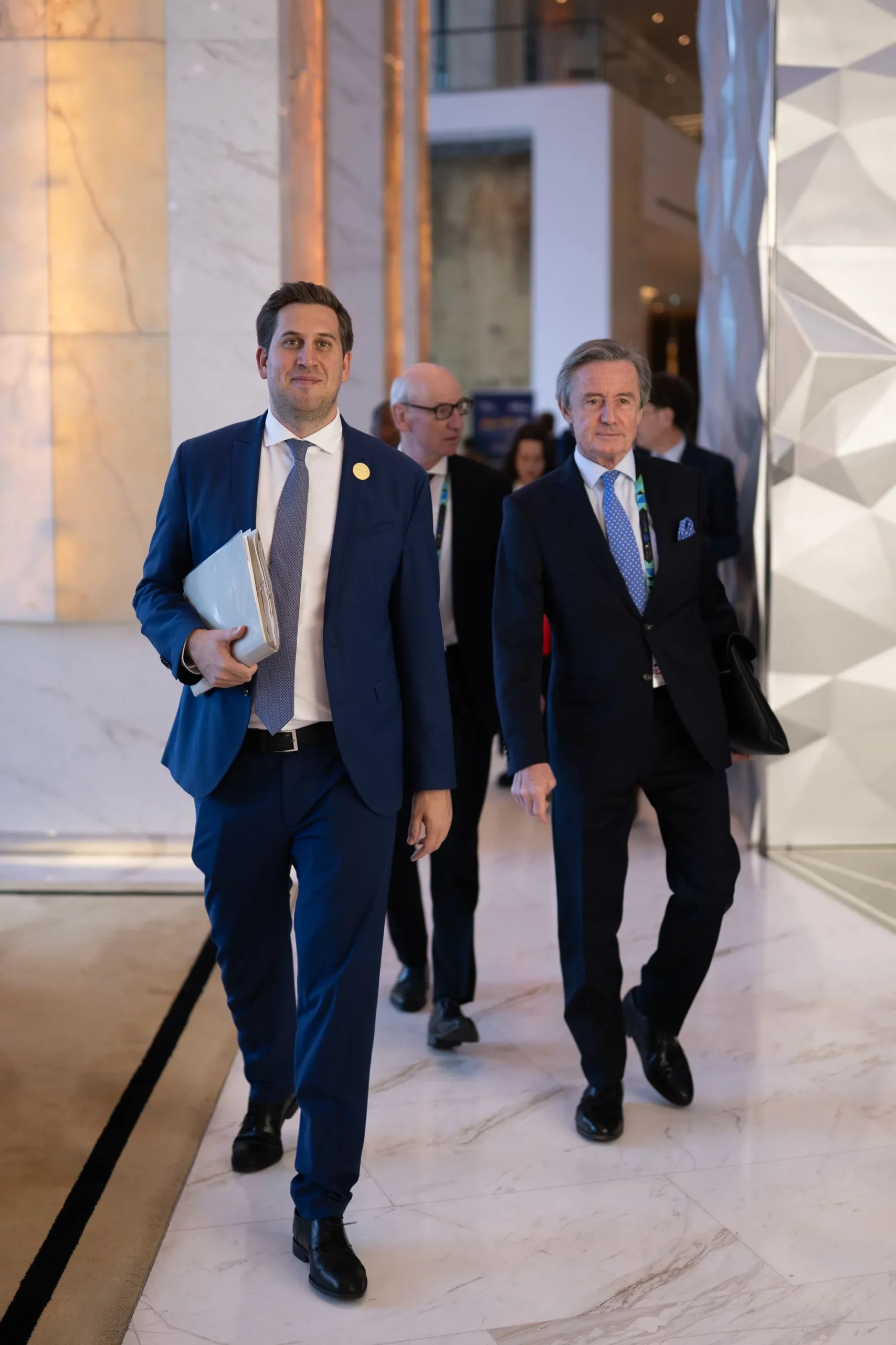 Alexander Pröll und Peter Launsky-Tieffenthal am Weg in das Konferenzzentrum in Luanda.