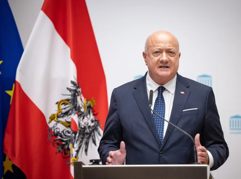 Plädiert in einem Video für mehr Mut für Entscheidungen. Bundeskanzler Christian Stocker ist nach seiner Rücken-OP wieder zurück im Kanzleramt. Foto: Jakob Glaser