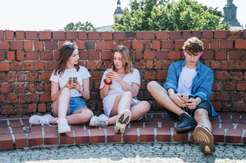 Jugendliche und der digitale Raum. Auf EU-Ebene wird ein stärkerer Schutz diskutiert. Foto: istock/Irving Sandoval