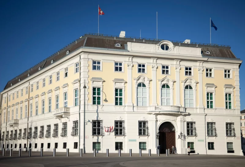 In der Verwaltung soll mehr KI zum Einsatz kommen und gleichzeitig der Personalstand gesenkt werden. Das teilte das Bundeskanzleramt am Samstag in einer Aussendung mit. Foto: BKA/Andy Wenzel