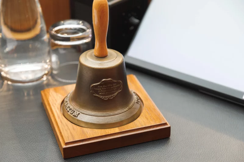 Die Sitzungsglocke im U-Ausschuss ist noch stumm. Zum Start der Befragungen im Pilnacek-U-Ausschuss fordert die FPÖ nämlich einen Lokalaugenschein in Niederösterreich. Foto: Parlamentsdirektion/ Arman Rastegar