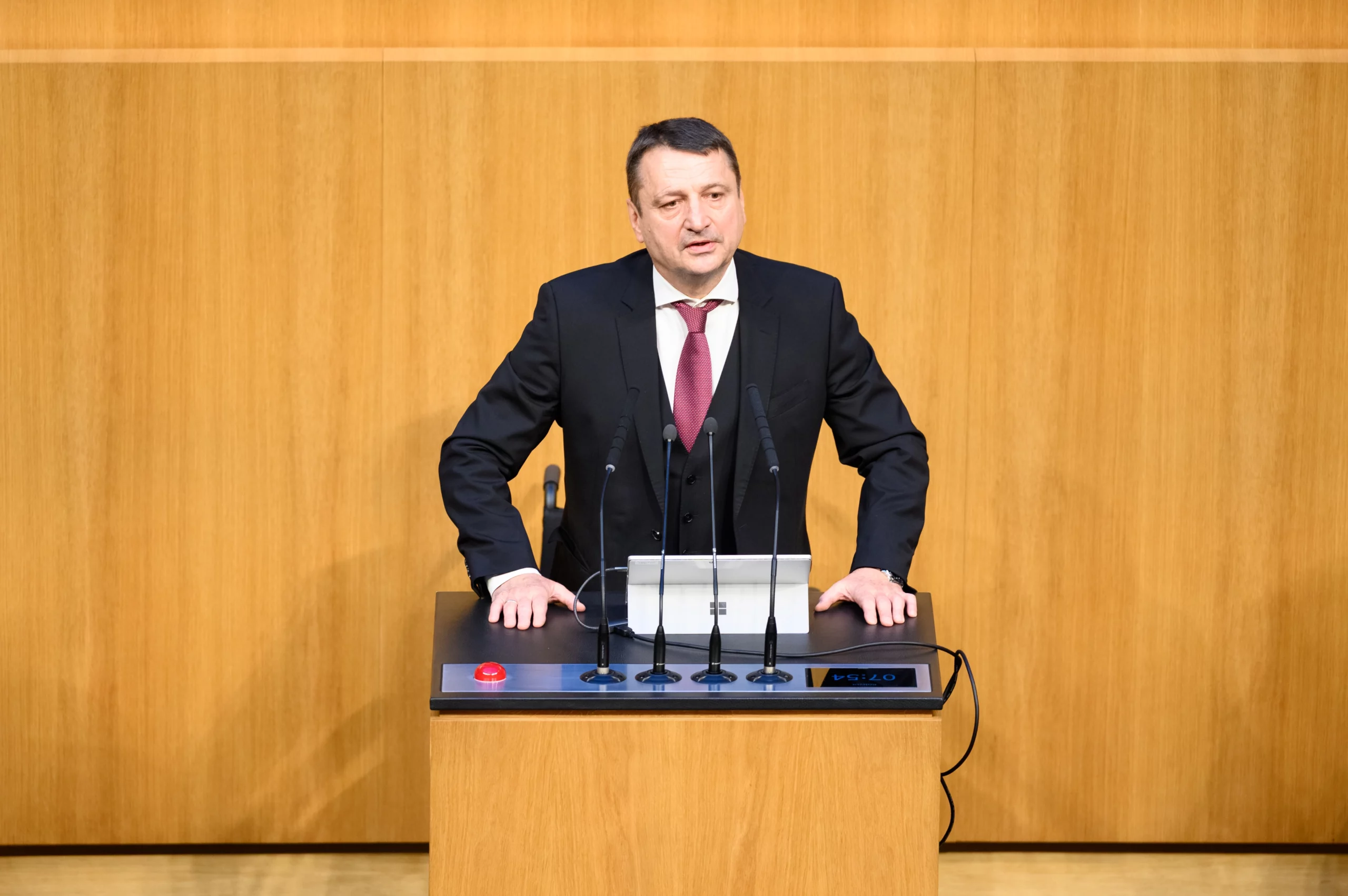 Abg. Klaus Fürlinger, Justizsprecher der ÖVP und Vorsitzender des Justizausschusses, ließ seine Rede wegen einer Erkrankung durch einen Stimmavatar vortragen. Foto: Bernadette Sattler-Remling