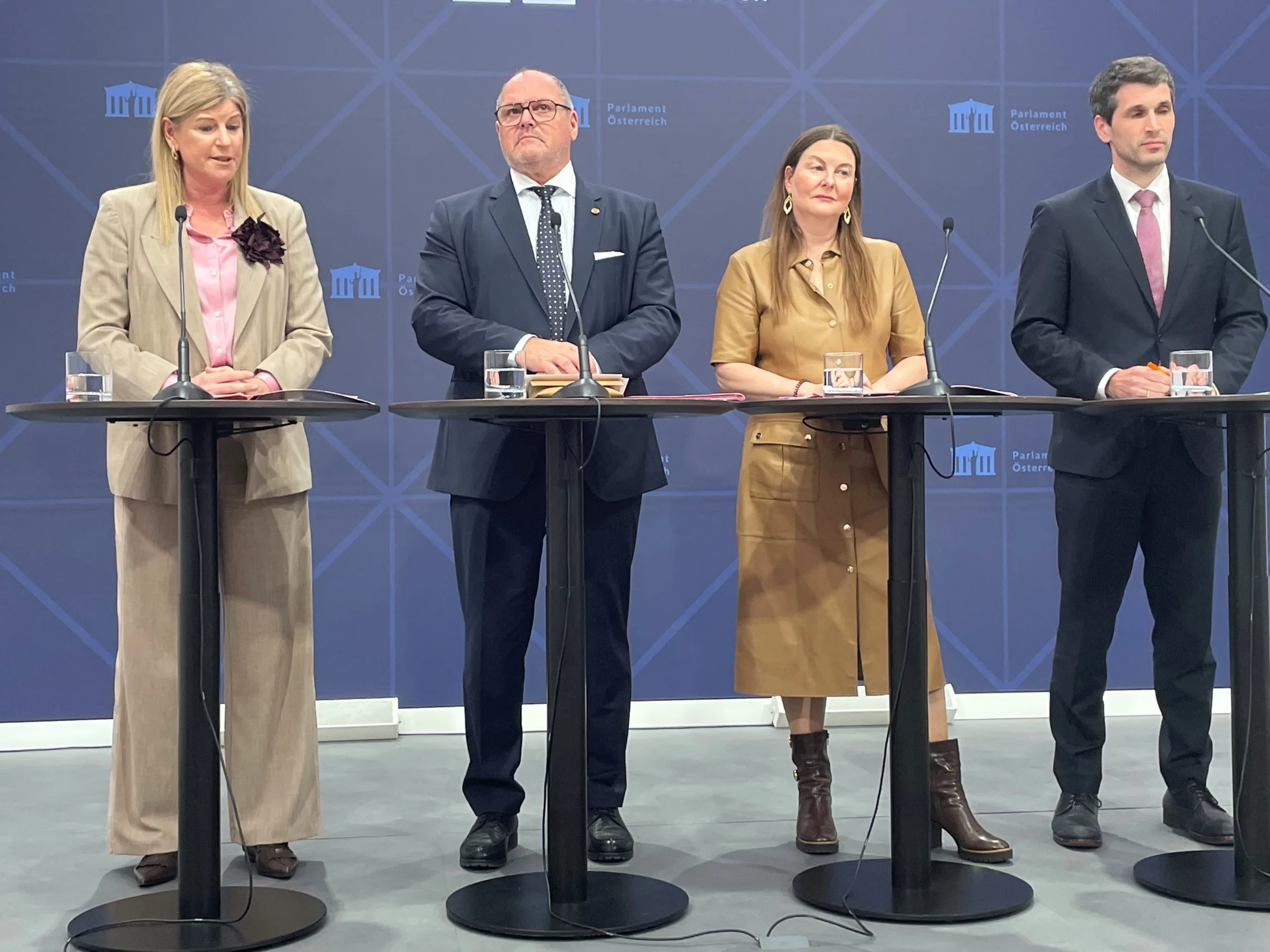 Die Verhandler von vier Fraktionen präsentierten Kompromisse und Einigung: Tanja Graf (ÖVP), Alois Schroll (SPÖ), Karin Doppelbauer (Neos) und Lukas Hammer (Grüne). Foto: Zur-Sache