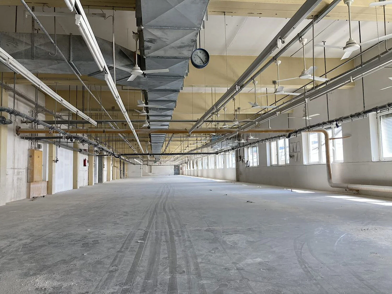 Betriebe und Standorte ändern sich, doch künstliche Intelligenz hilft, brach liegende Industrieflächen zu erfassen und damit neu zu nutzen (Foto: ehemalige Produktionshalle in Wilhelmsburg/NÖ) Foto: ecoplus