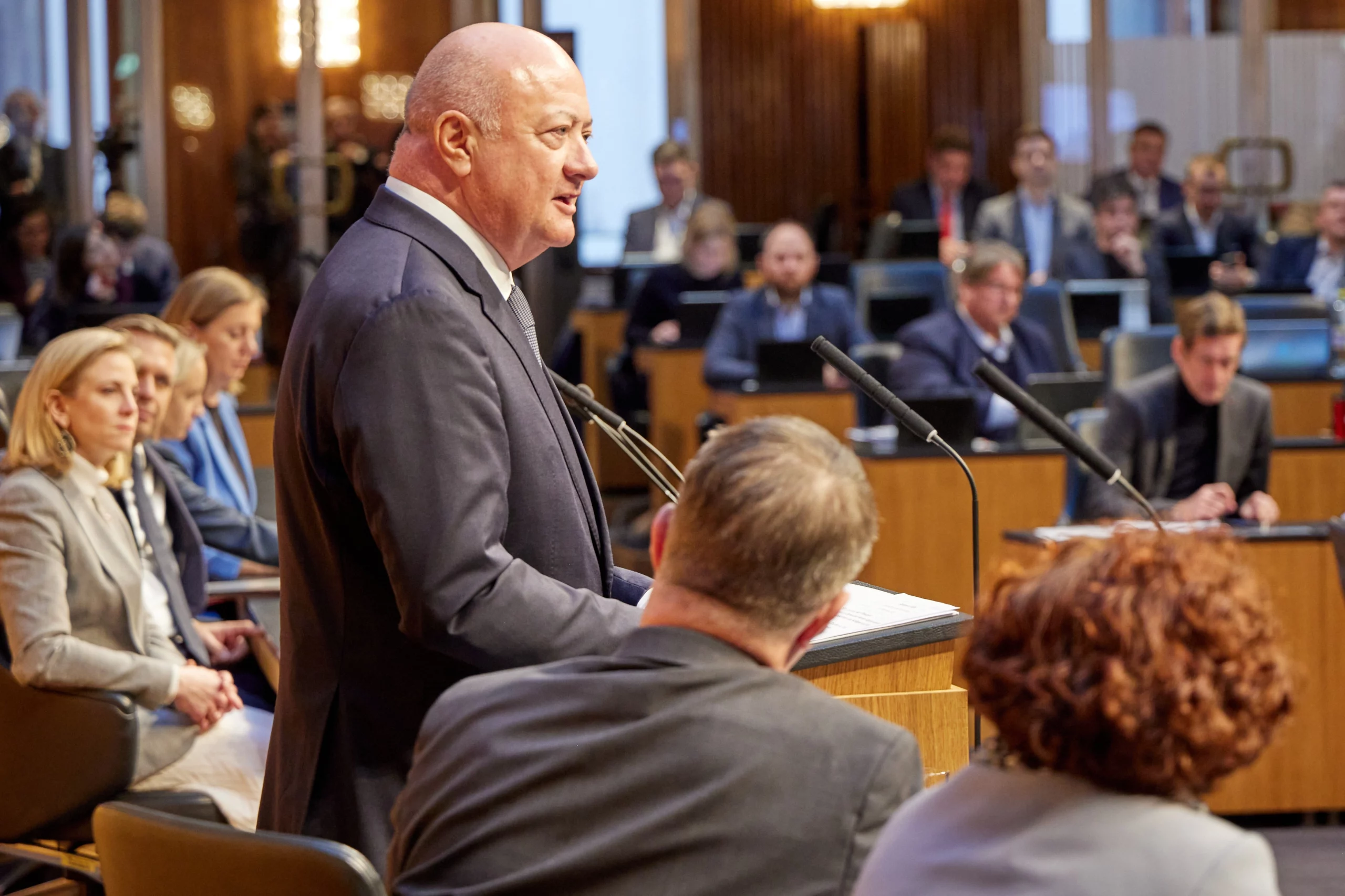 Bundeskanzler Christian Stocker wirbt um Zustimmung für die Regierungsinitiative, die Versorgung mit Sprit zu sichern und die Preise zu dämpfen. Foto (Dezember 2025): Thomas Topf