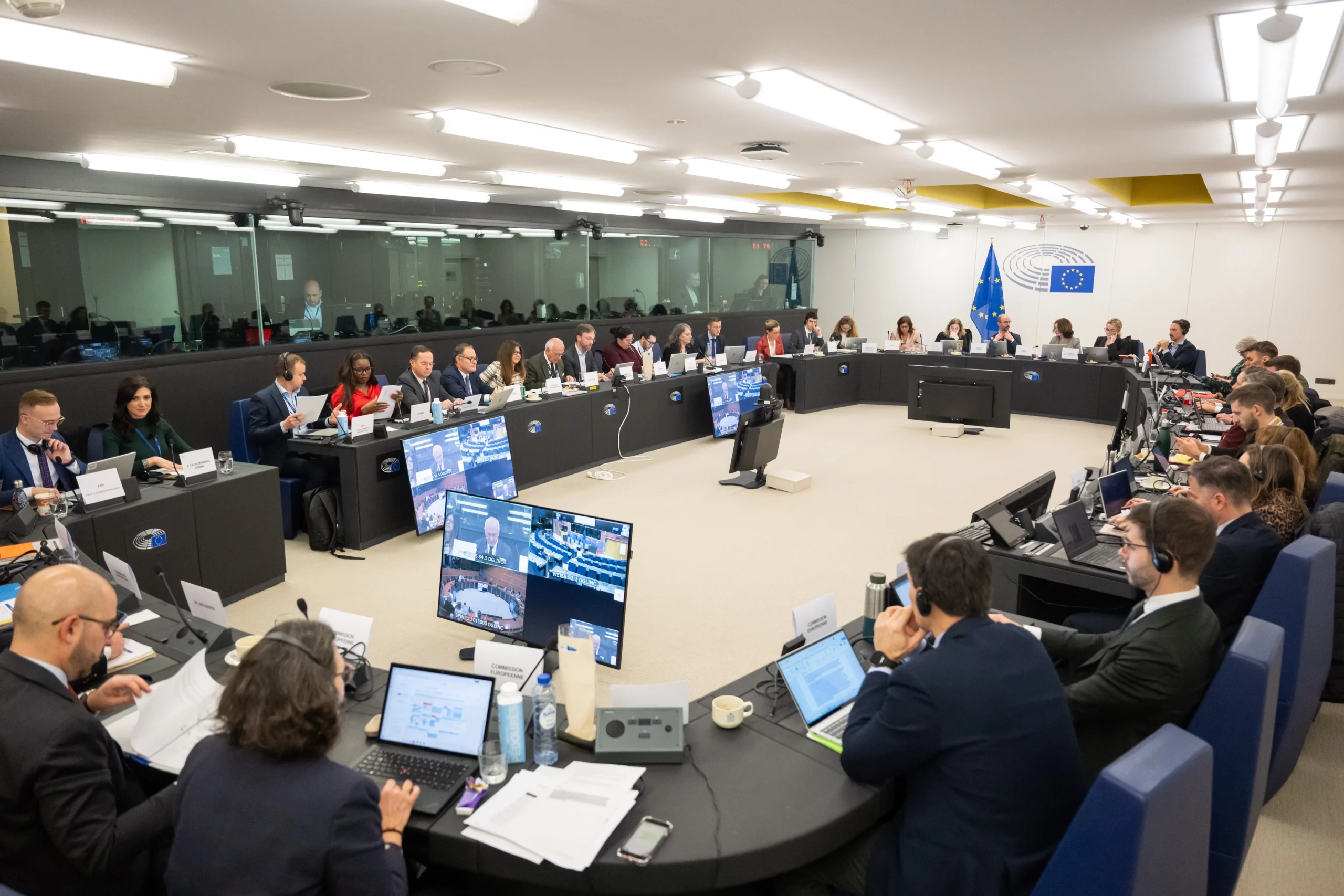 Im Ausschuss für Bürgerliche Freiheiten, Justiz und Inneres (LIBE-Ausschuss) des Europäischen Parlaments verhandelten dessen Vertreter mit jenen von Rat und Kommission das Konzept der sicheren Drittstaaten. Dies vereinfacht Abschiebungen, sagt Lukas Mandl, Mitglied des Europäischen Parlaments. Foto: EP