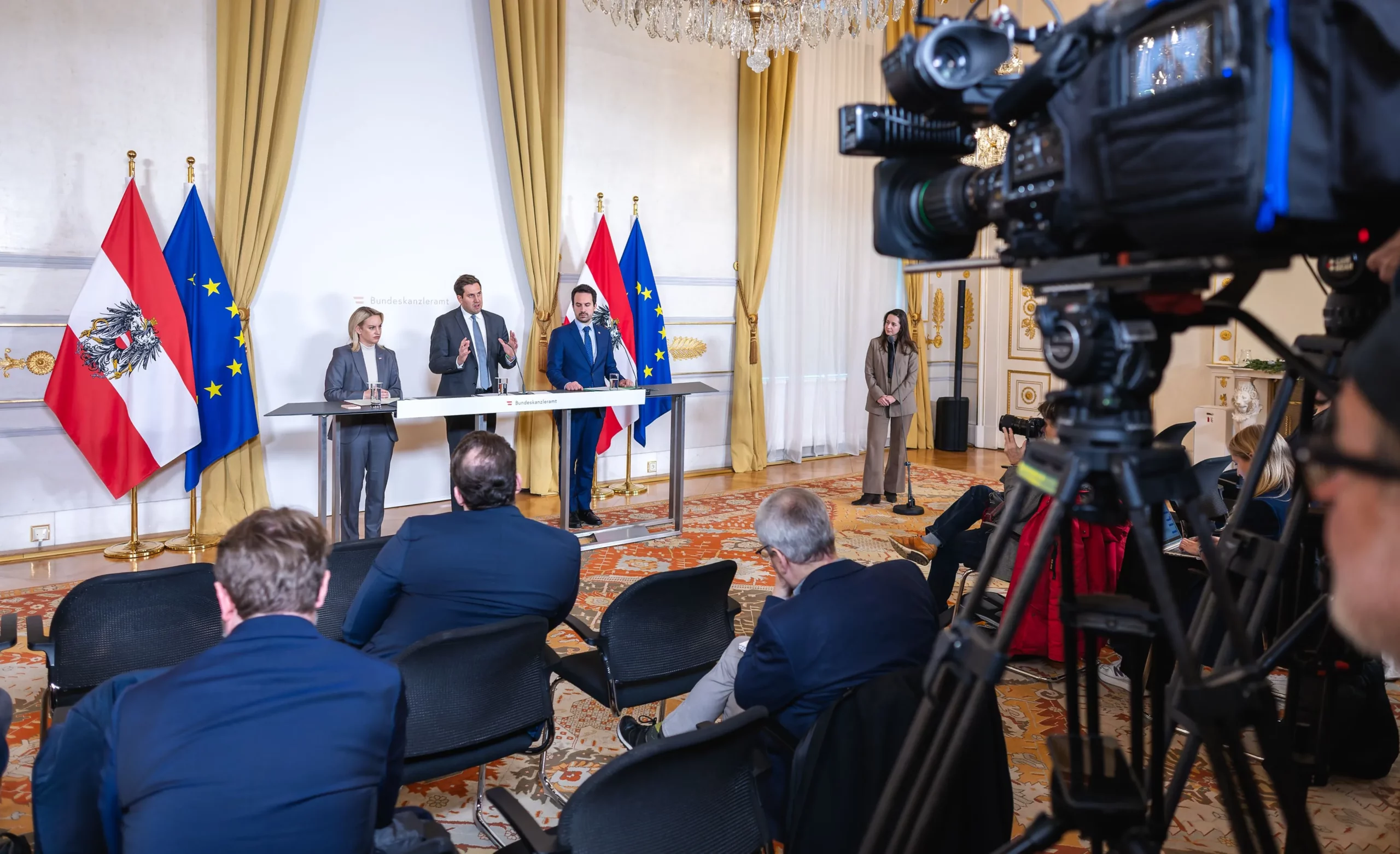 Die Wirtschaft hat 2025 ins Plus gedreht, sagte Staatssekretär Alexander Pröll in einer Präsentation der Regierungsbilanz mit Staatssekretärin Michaela Schmidt und Bildungsminister Christoph Wiederkehr. Foto: Bka / Valentin Brauneis