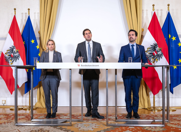 Weichen auf positive Entwicklung gestellt: Staatssekretär Alexander Pröll, Staatssekretärin Michaela Schmidt und Bundesminister Christoph Wiederkehr zogen im Rahmen einer Pressekonferenz am 19. Dezember im Bundeskanzleramt Bilanz über die Arbeit der Bundesregierung im Jahr 2025. Alle Fotos: Bka / Valentin Brauneis