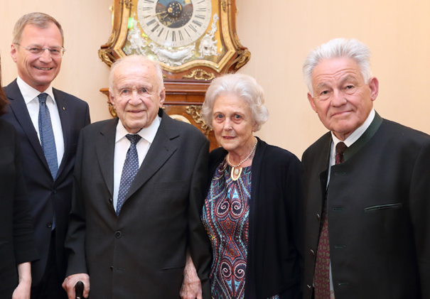 Josef Ratzenböck (2.v.l.), langjähriger Landeshauptmann von Oberösterreich, ist verstorben. Klubobmann August Wöginger würdigt dessen Arbeit für das Bundesland und dessen Bevölkerung. Im Bild: Josef Ratzenböck bei einer Ehrung anlässlich seines 90. Geburtstages im April 2019 mit LH Thomas Stelzer, Ehefrau Anneliese Ratzenböck und Alt-LH Josef Pühringer. Foto: Land OÖ / Denise Stinglmayr