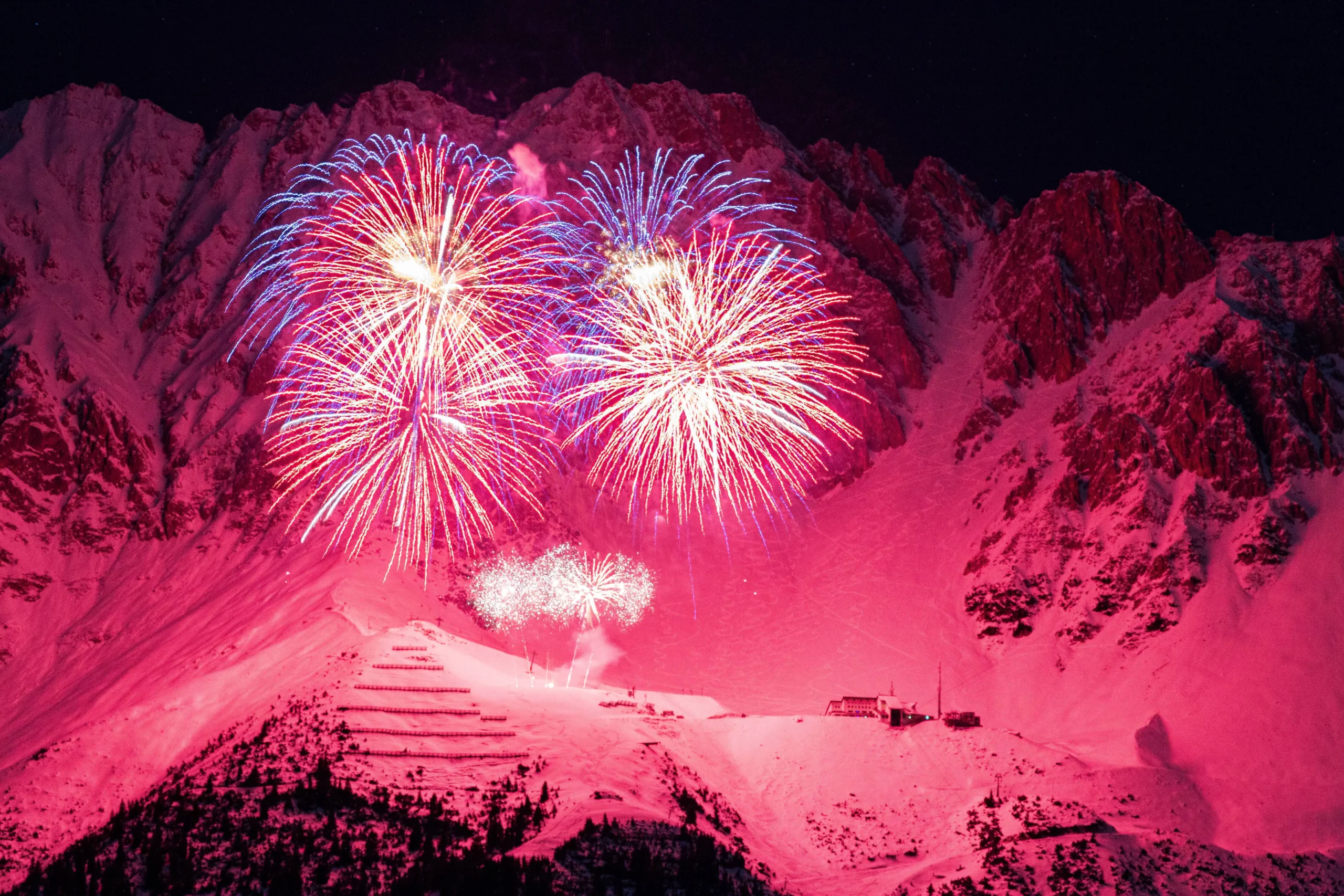 Prosit 2026: Das bringt das Neue Jahr an Weichenstellungen und an Perspektiven. Bild: Feuerwerk auf der Nordkette bei Innsbruck. Foto: Imago / Michael Kristen