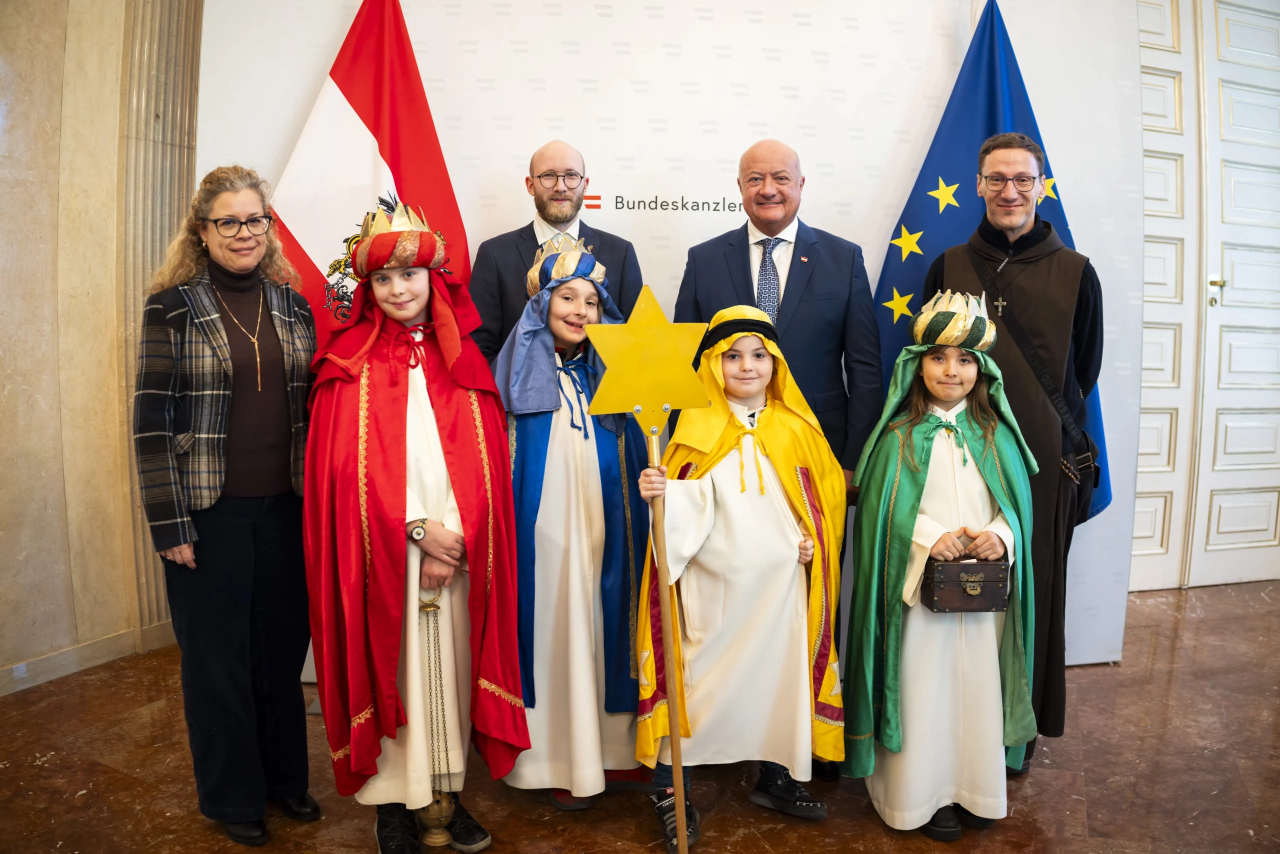Spenden für die Armutsregionen: Dreikönigsaktion der Katholischen Jungschar. Eine Gruppe besuchte Bundeskanhzle Christian Stocker im Bundeskanzleramt. Foto: Christopher Dunker