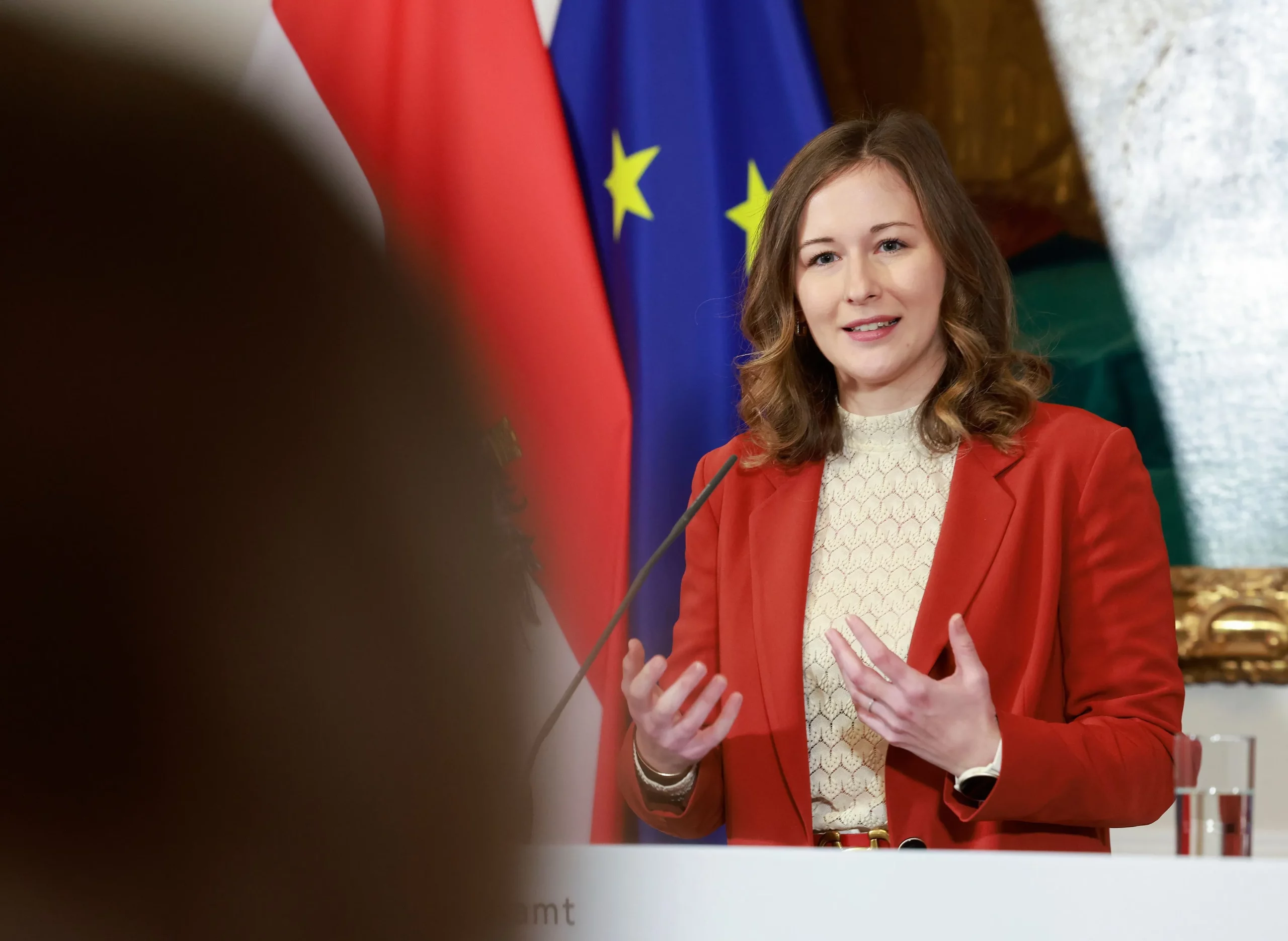 Integrationsministerin Claudia Plakolm fordert von der Politik bei Integrationsfragen mehr auf die Menschen im Land zu hören. Foto: BKA/Regina Aigner