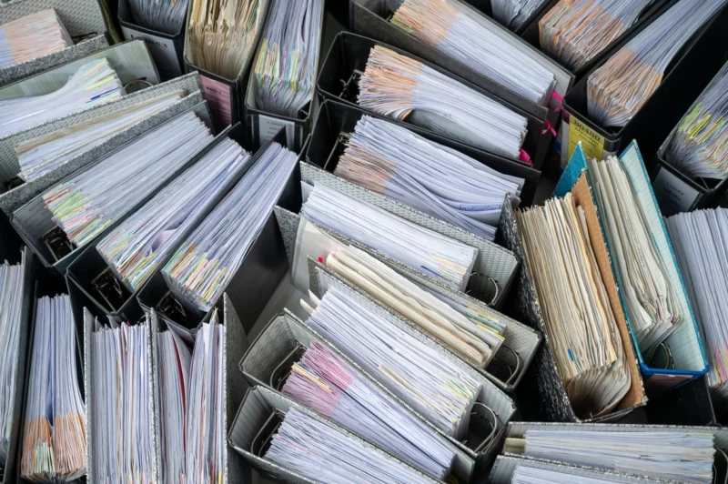 Weniger Bürokratie und mehr Freiheit. Die Bundesregierung streicht 113 Regelungen und Verordnungen. Foto: istock/nirat