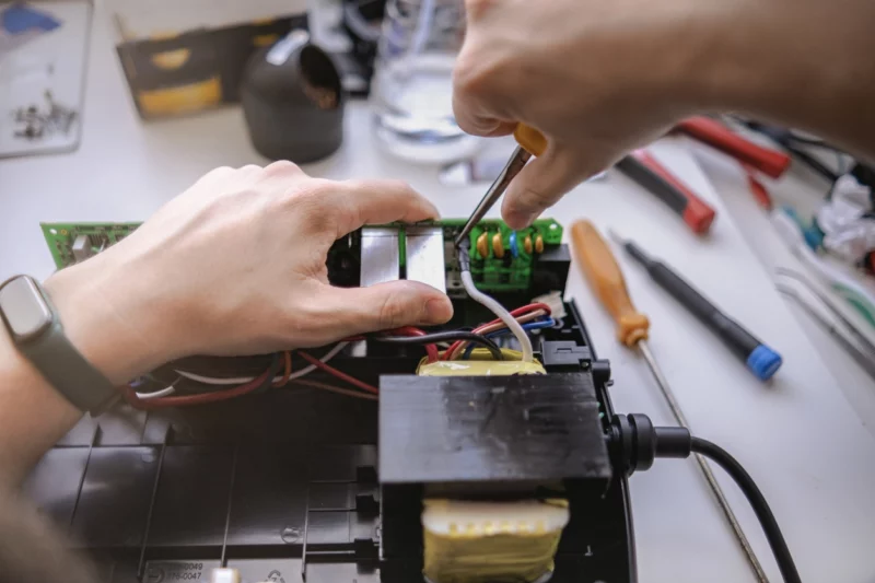 Die "Geräte-Retter-Prämie" soll die Kreislaufwirtschaft stärken und defekte Elektrogeräte länger am Leben erhalten. Foto: iStock/Valentina Stankovic