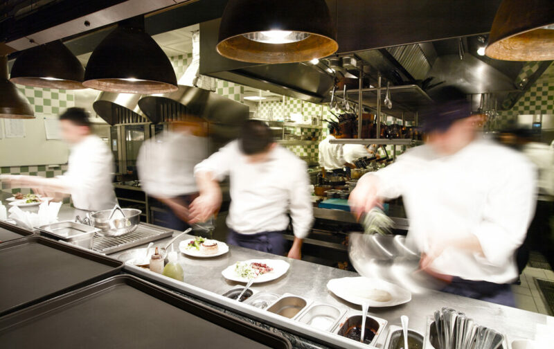 Der Arbeitsmarkt Anfang Dezember: Zum Start in die Wintersaison fehlen im Tourismus und in der Gastronomie fast 28.000 Fachkräfte. Foto: istock/JazzIRT