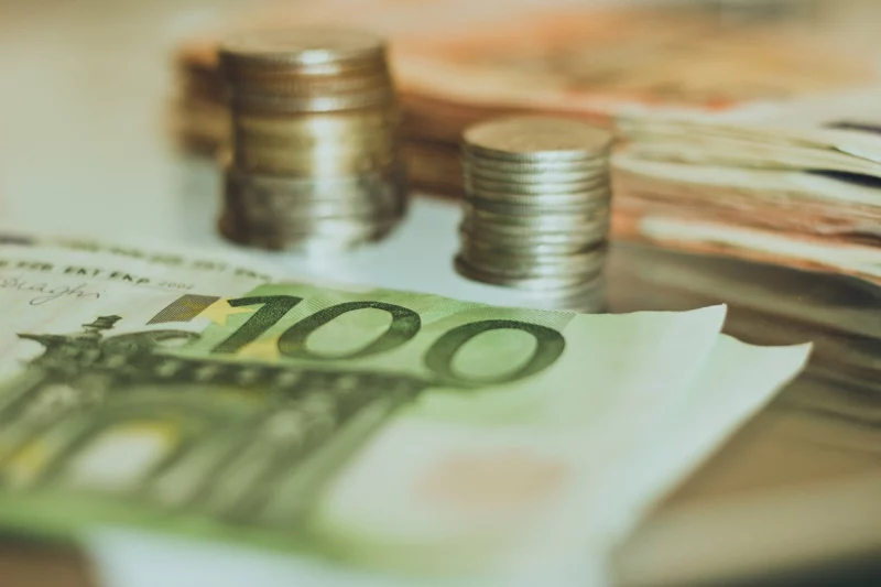 Die Zuverdienstmöglichkeiten für Arbeitslose werden 2026 eingeschränkt. Foto: istock/Roman Stavila