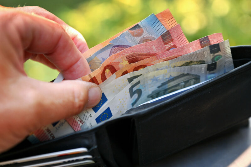 Wie hoch die steuerliche Entlastung 2026 ausfällt, kann einfach online berechnet werden. Foto: IMAGO / Sven Simon