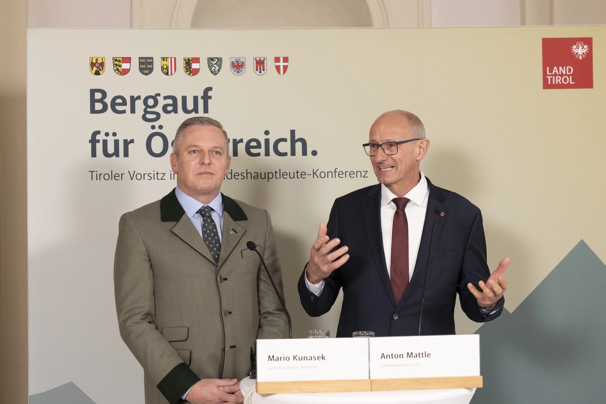Arbeitsgespräch bekräftigt Kurs auf Reformen: Mario Kunasek und Anton Mattle am Sonntag in Innsbruck bei der Amtsübergabe in der LH-Konferenz.